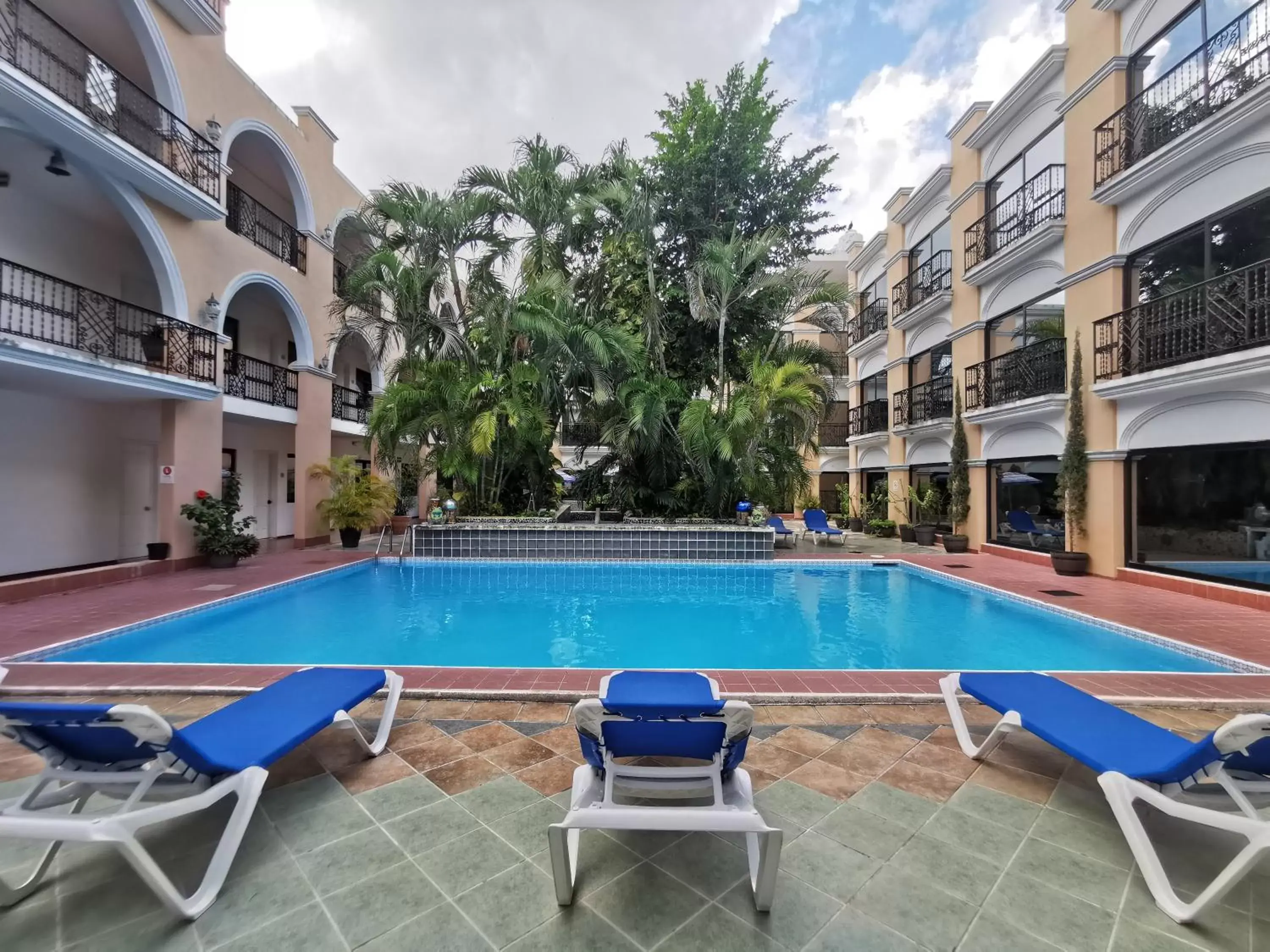 Swimming Pool in Hotel Doralba Inn