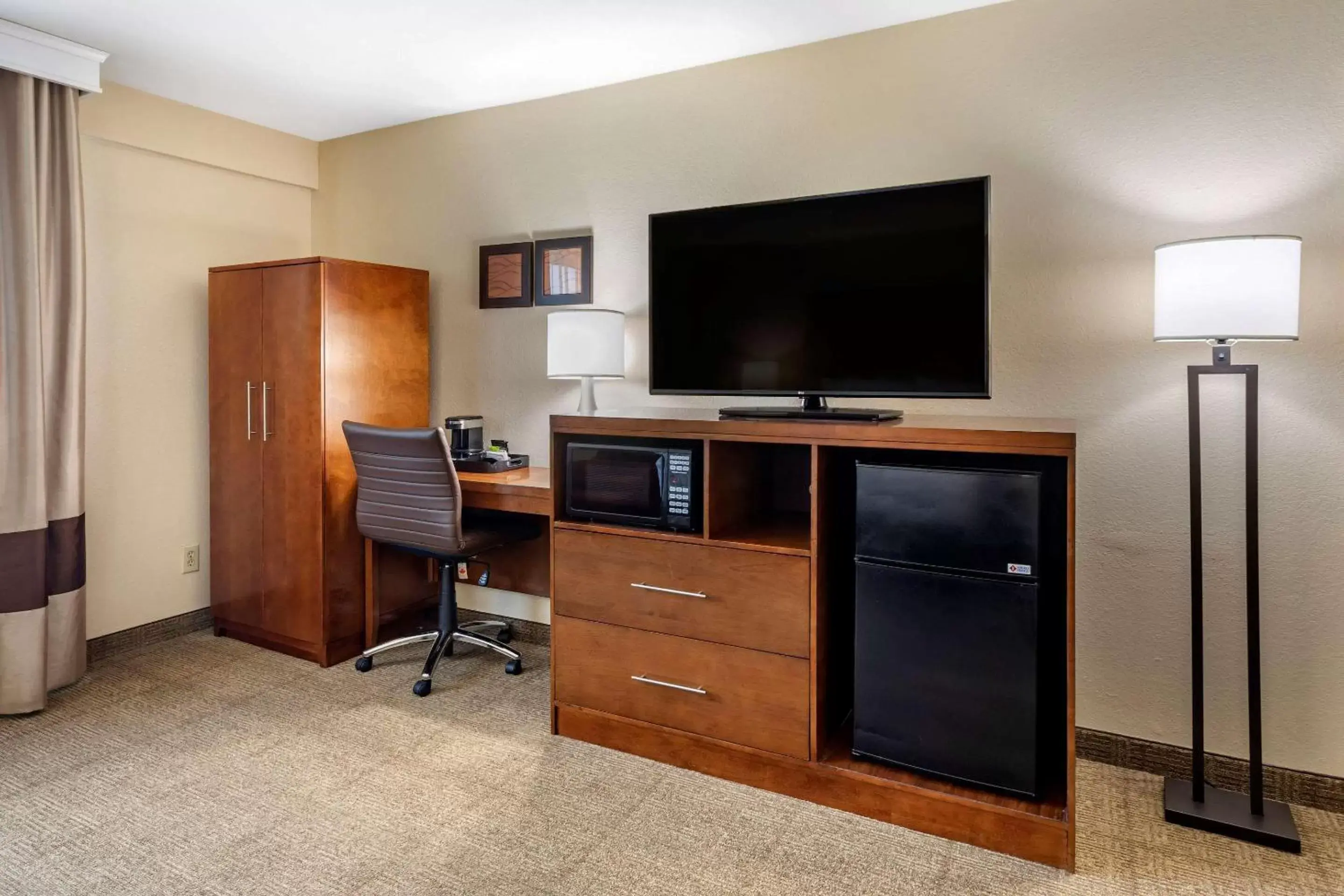 Photo of the whole room, TV/Entertainment Center in Comfort Inn Nashville West