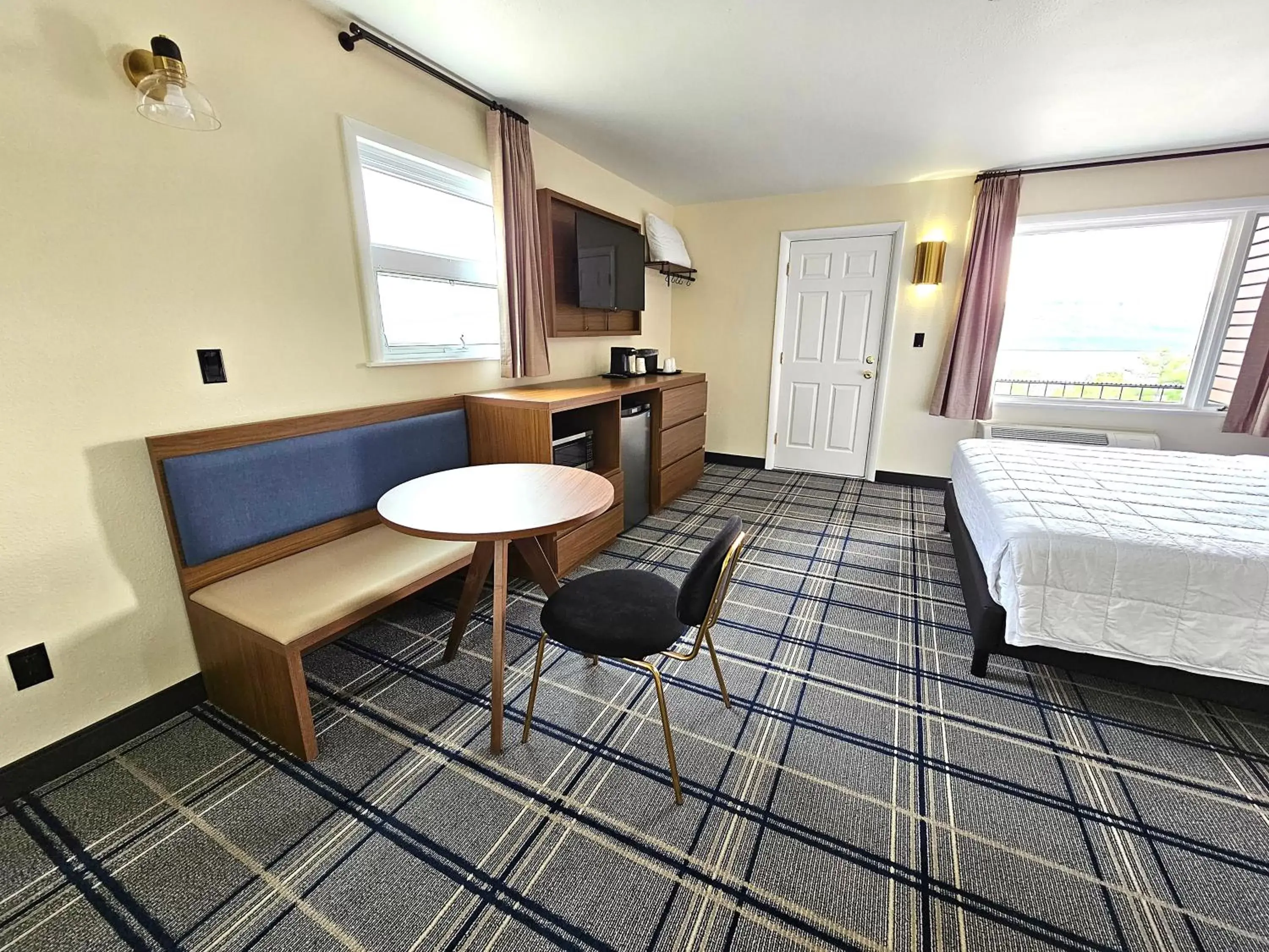 Bedroom, Seating Area in The Hotel Laurel at Seneca