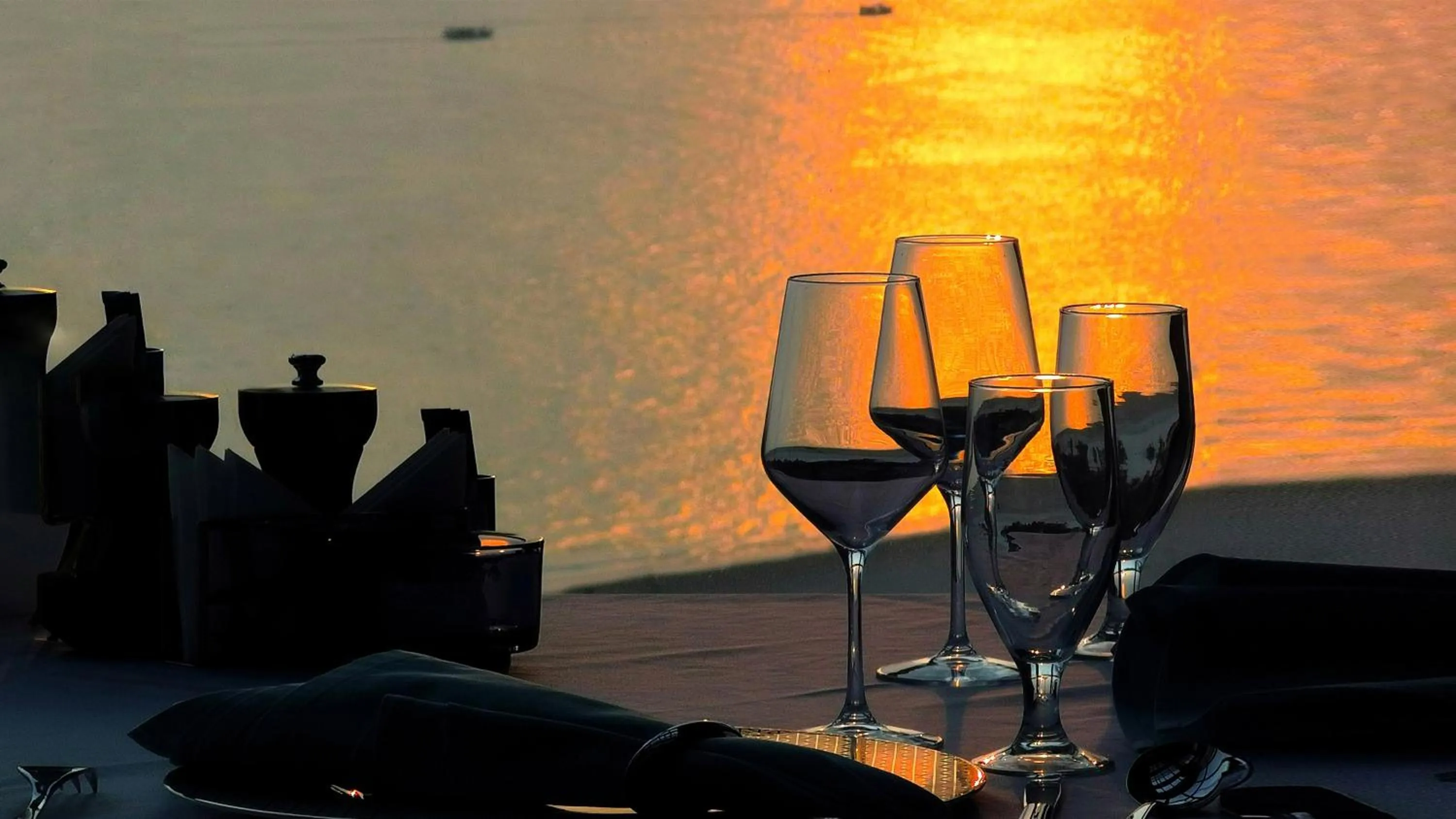 Lounge or bar in Crowne Plaza Beihai Silver Beach by IHG