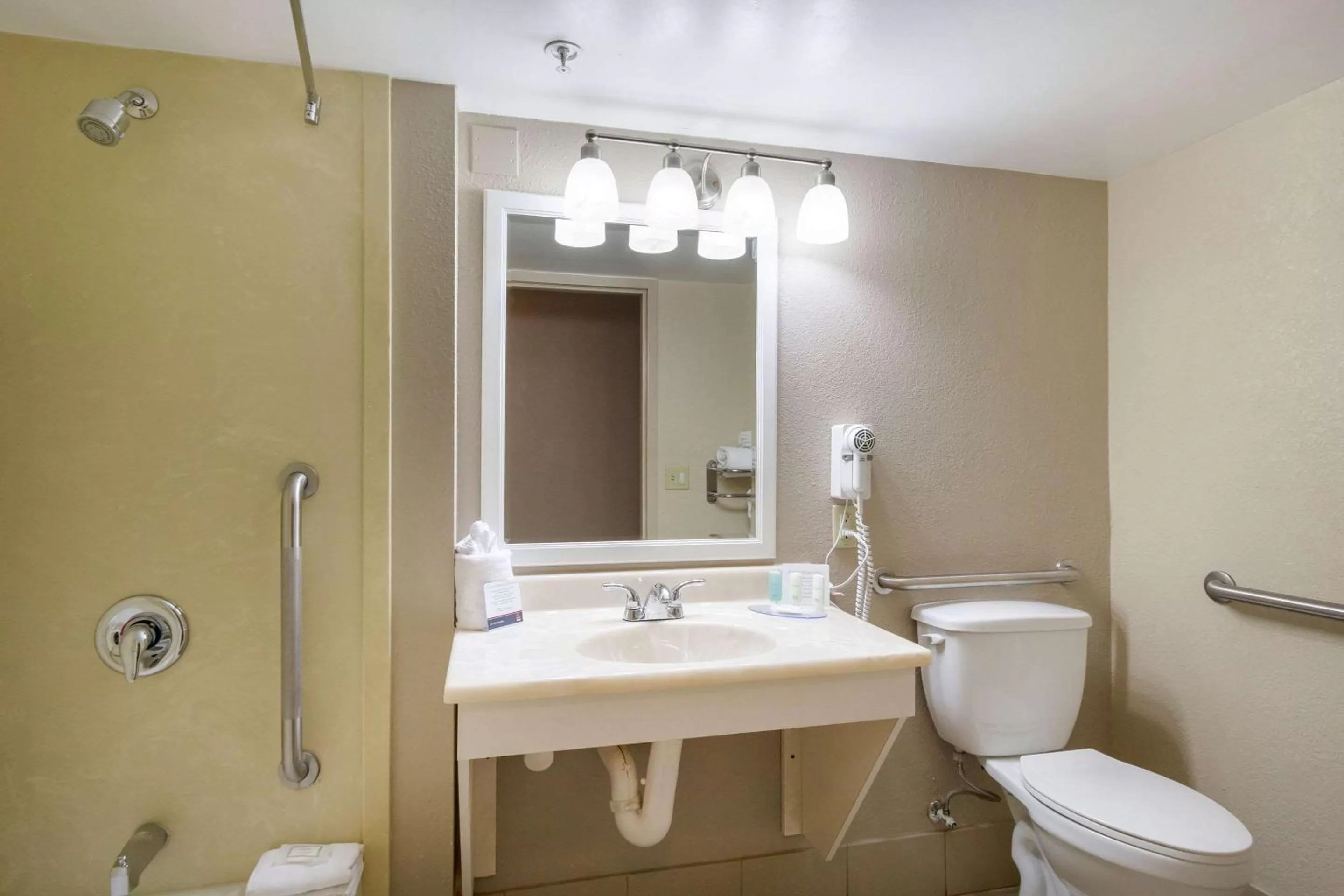 Double Room with Two Double Beds and Accessible Tub - Accessible/Non-Smoking in Clarion Hotel Beachwood-Cleveland