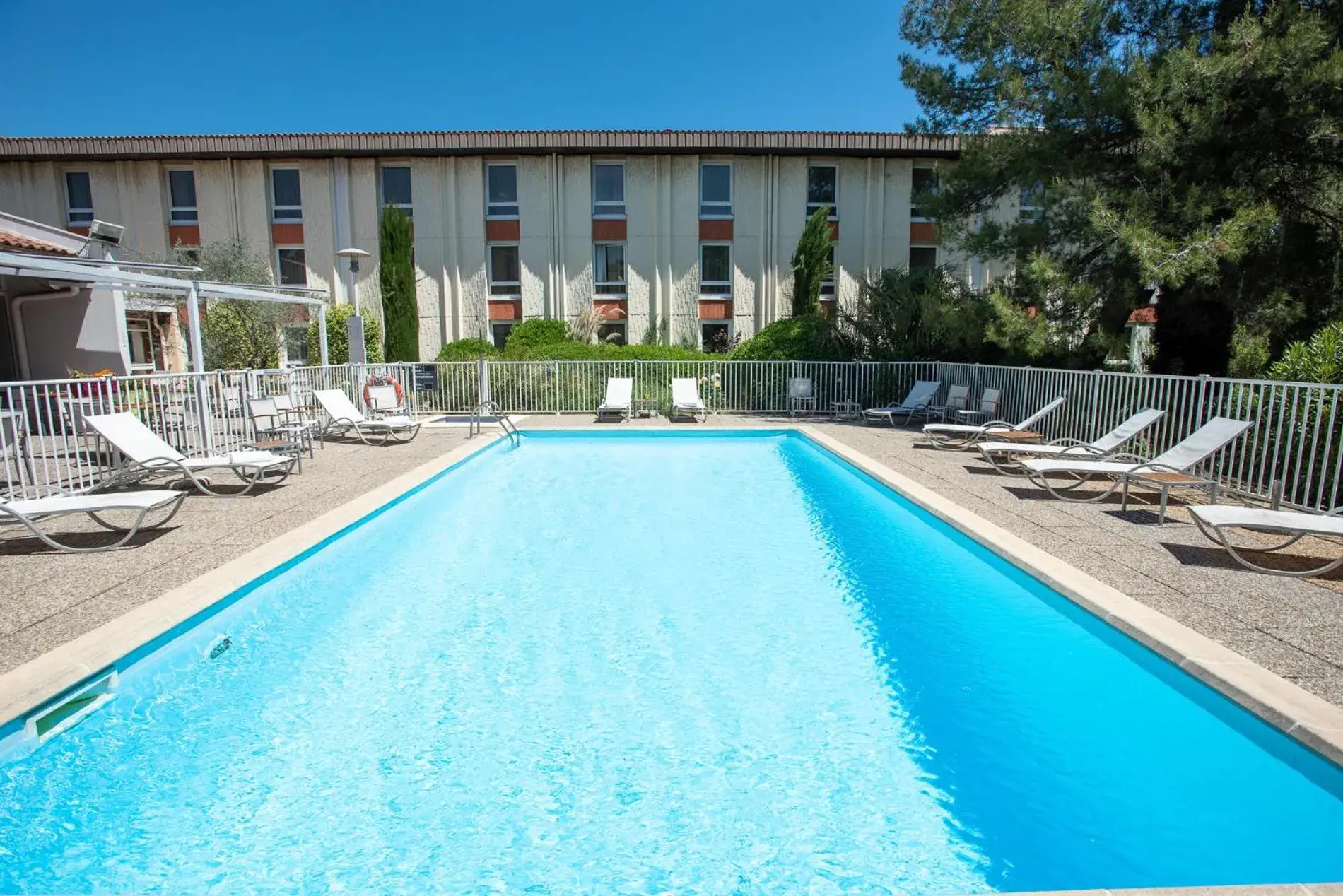 Swimming Pool in Novotel Aix-en-Provence Beaumanoir