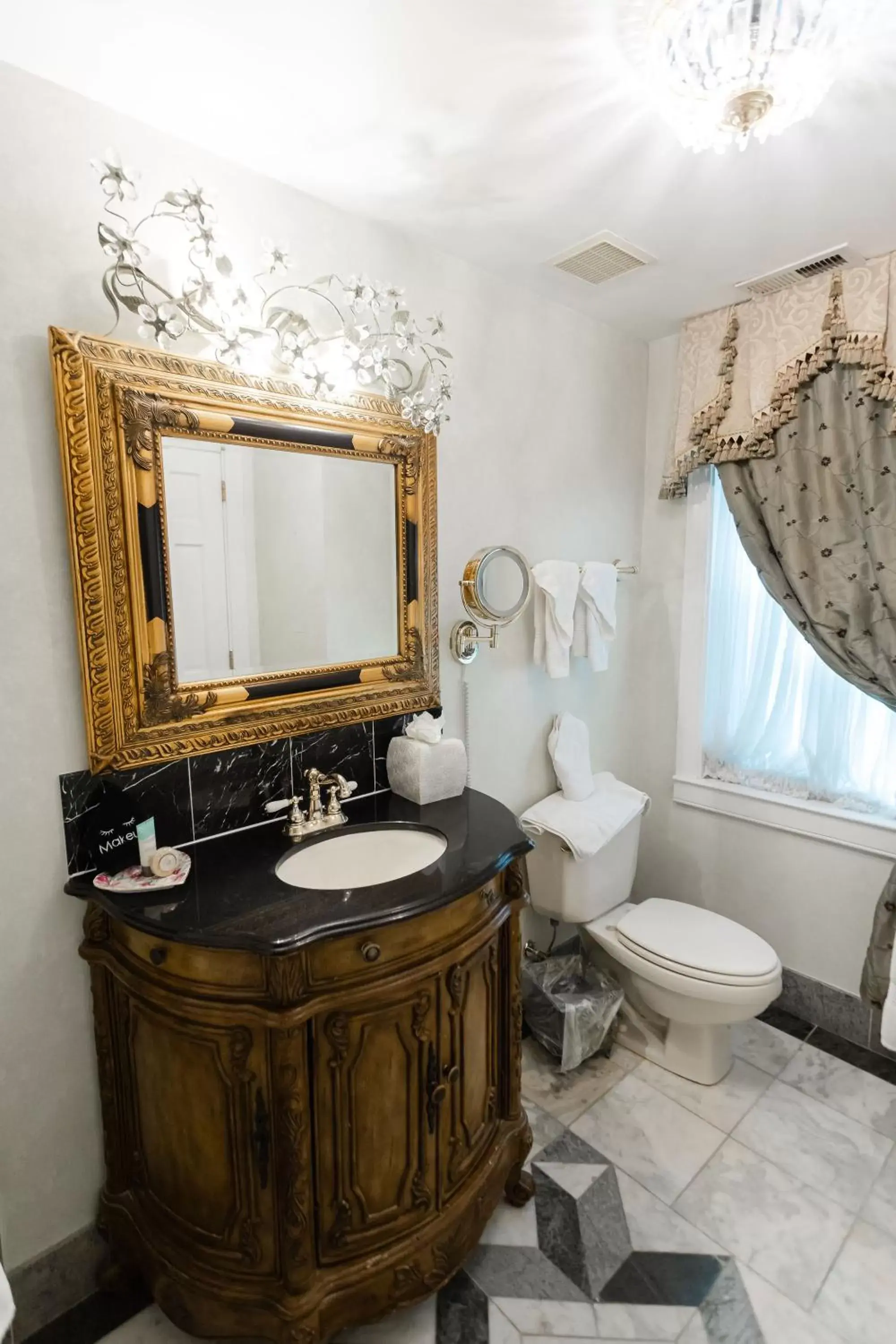 Bathroom in 1840s Carrollton Inn