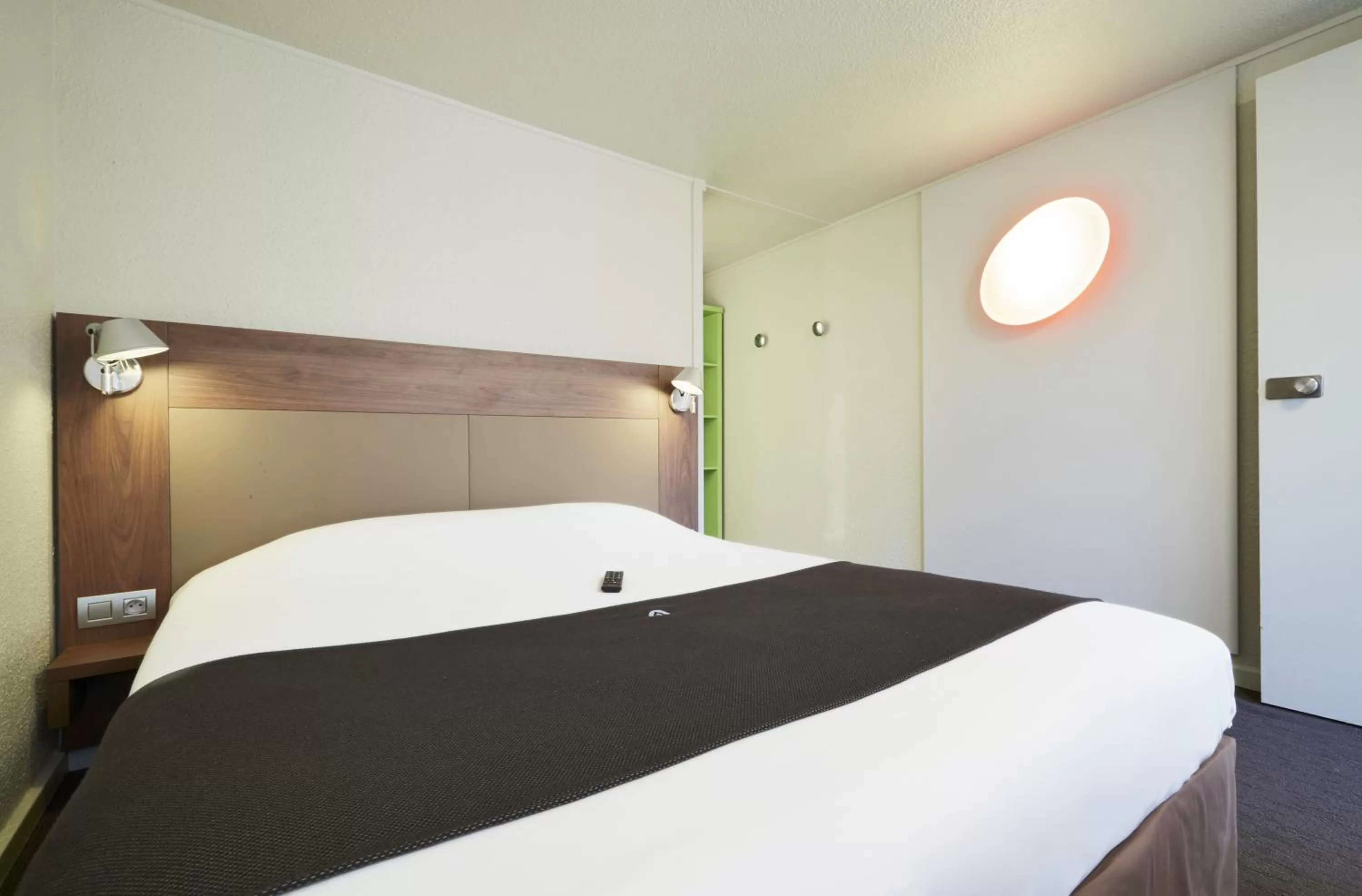 Bedroom, Bed in Campanile Lille Sud - CHR
