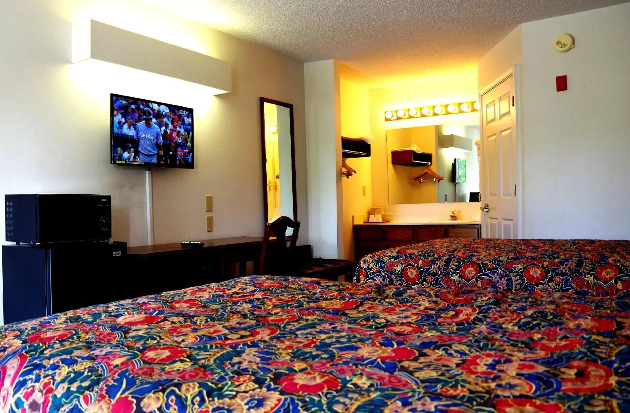 Bedroom, Bed in American Motel - Lenoir