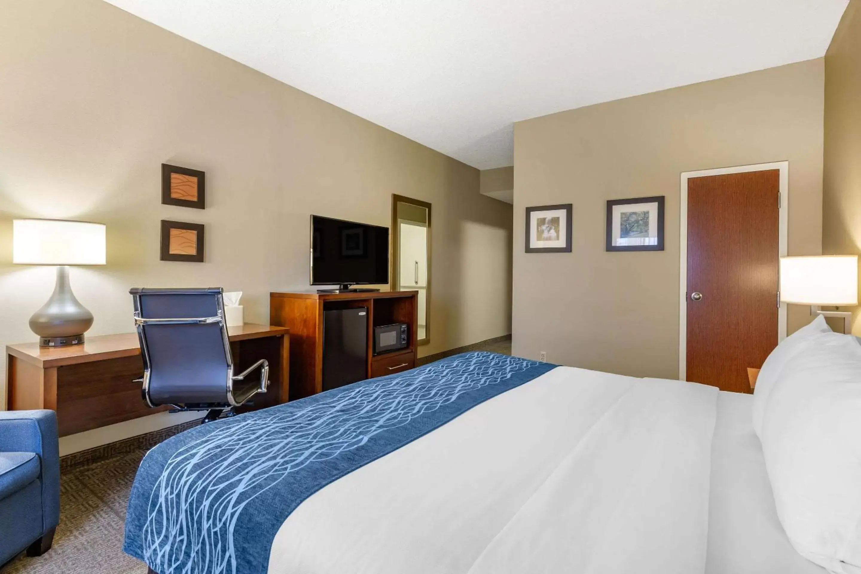 Photo of the whole room, Bed in Comfort Inn Martinsburg