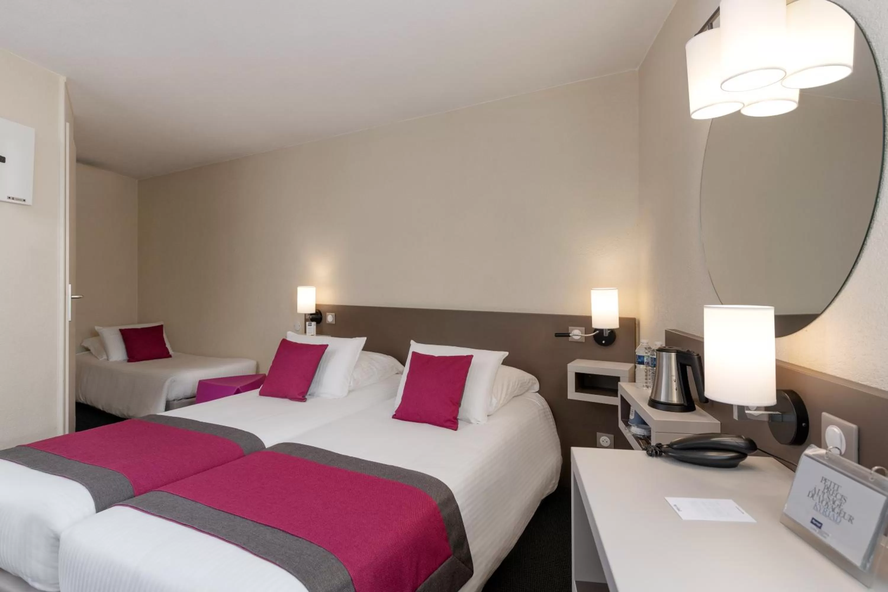 Bedroom, Bed in Kyriad Hotel Lyon Givors