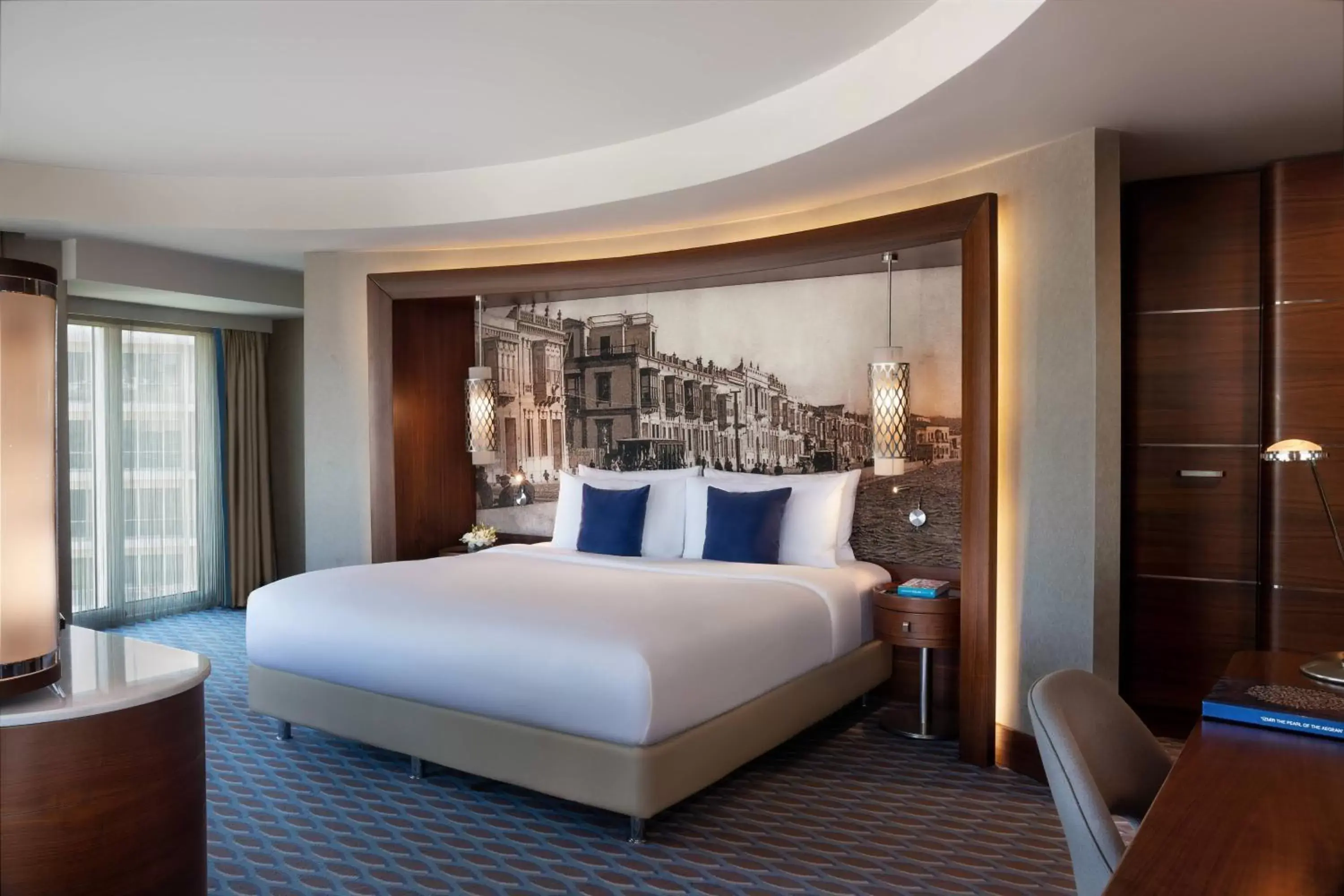 Bedroom, Bed in Renaissance Izmir Hotel