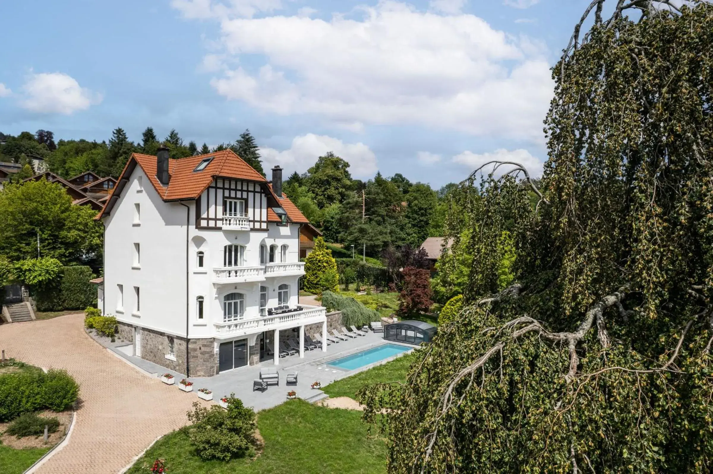 Property Building in Hôtel Le Beau Rivage