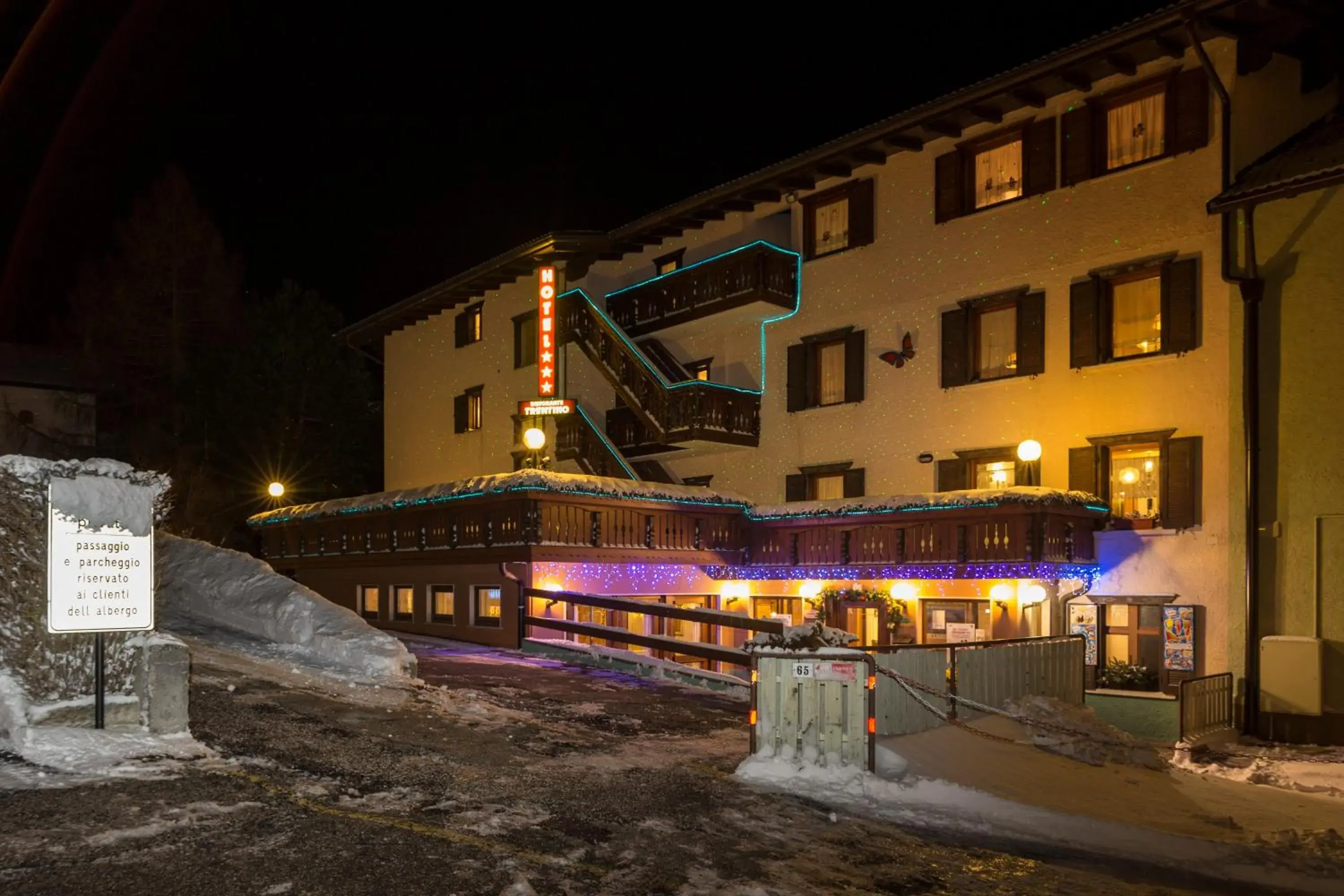 Facade/entrance, Winter in Hotel Trentino
