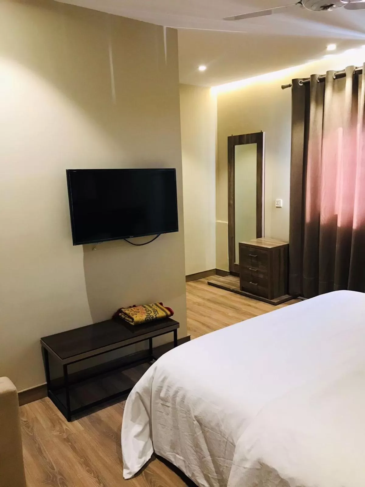 Bedroom, Bed in Hamsun Shahrah-e-Faisal