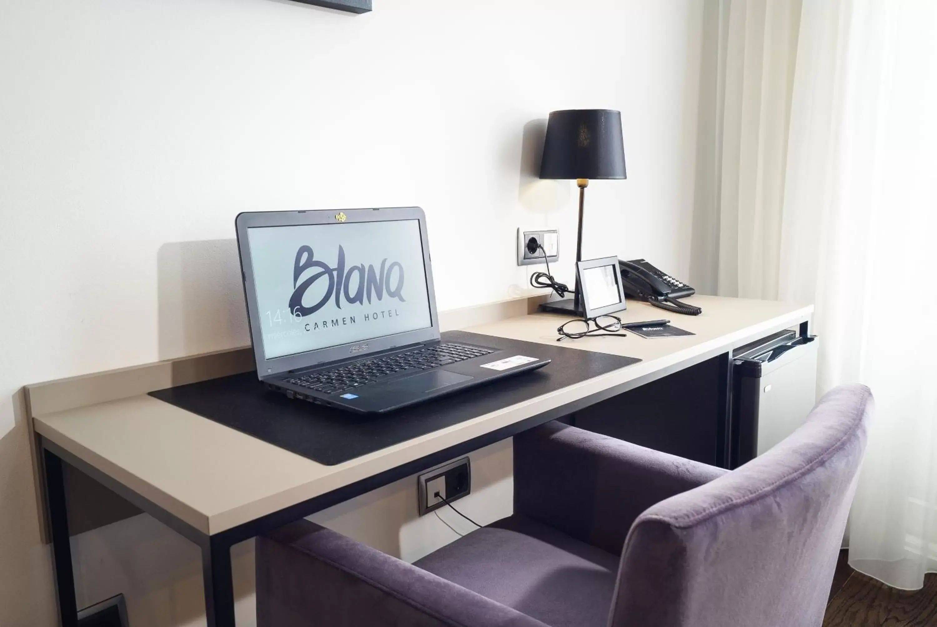 Bedroom, TV/Entertainment Center in Blanq Carmen Hotel