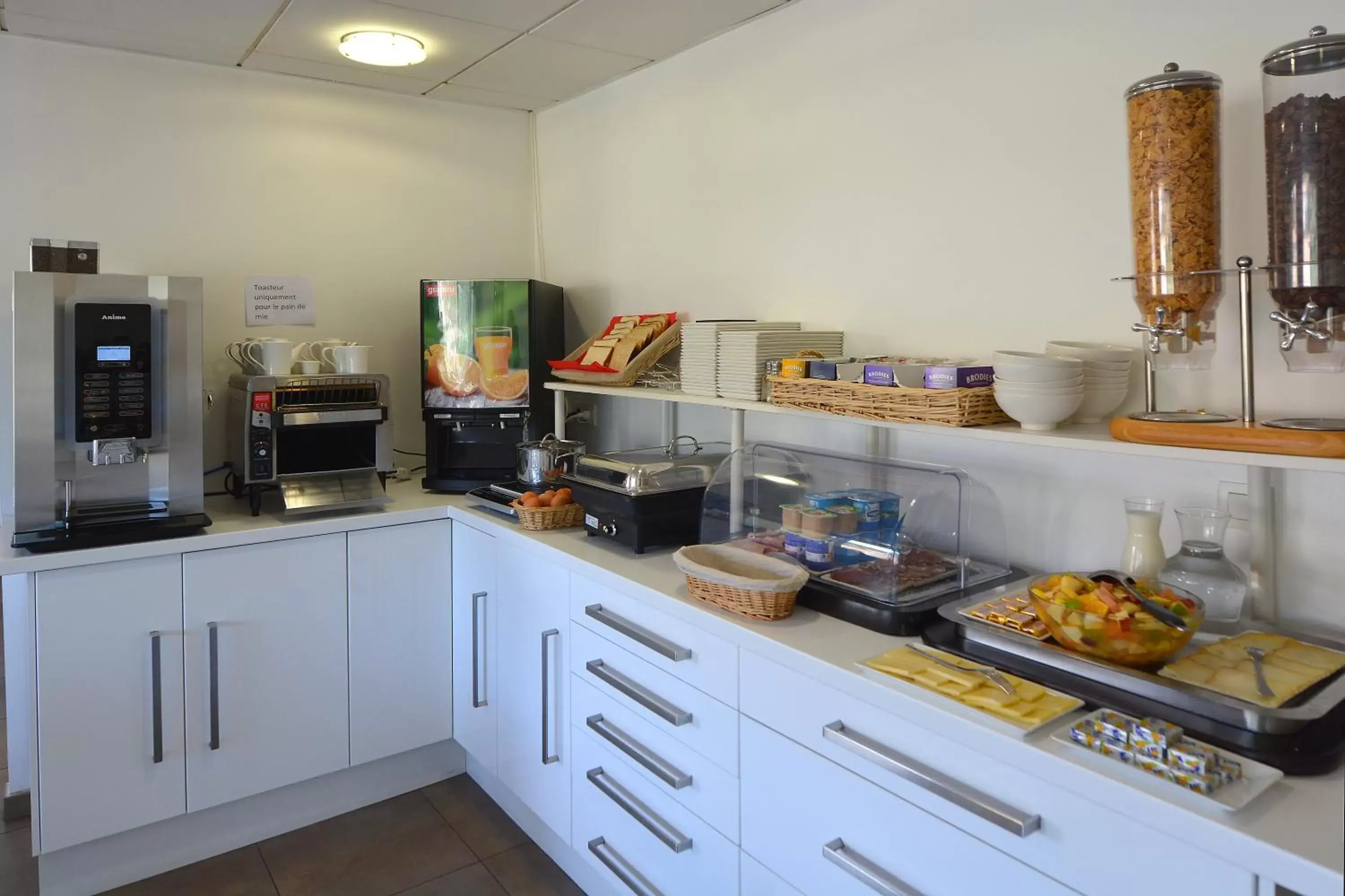 Buffet breakfast, Kitchen/Kitchenette in Hôtel A Madonetta