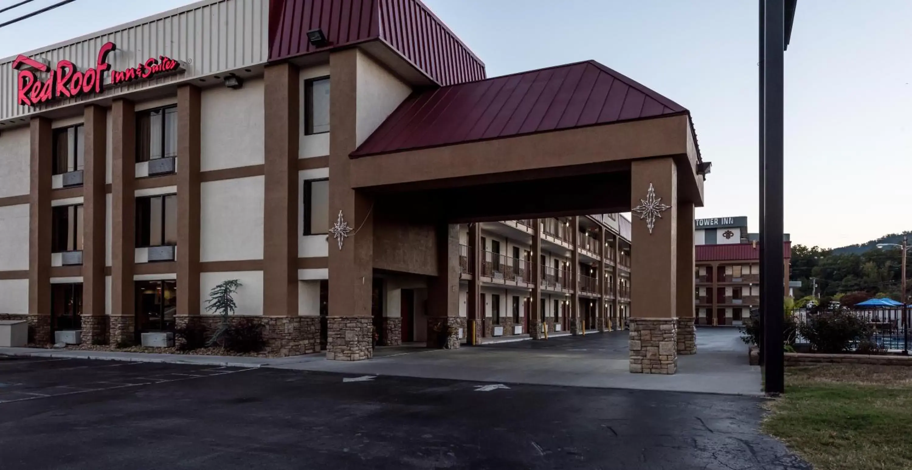 Property building, Facade/Entrance in Red Roof Inn & Suites Pigeon Forge Parkway