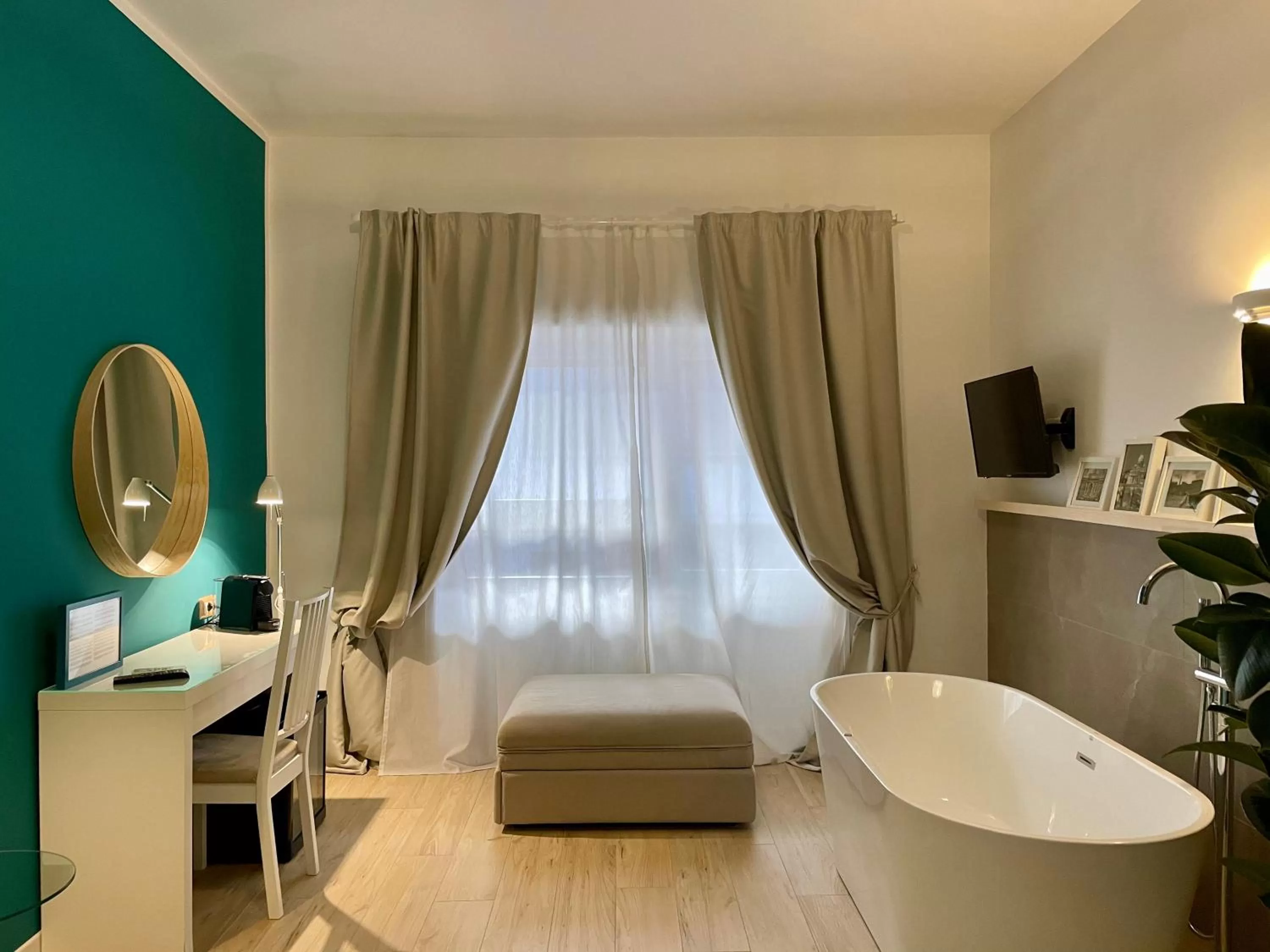 TV and multimedia, Bed in Le Coq Suites