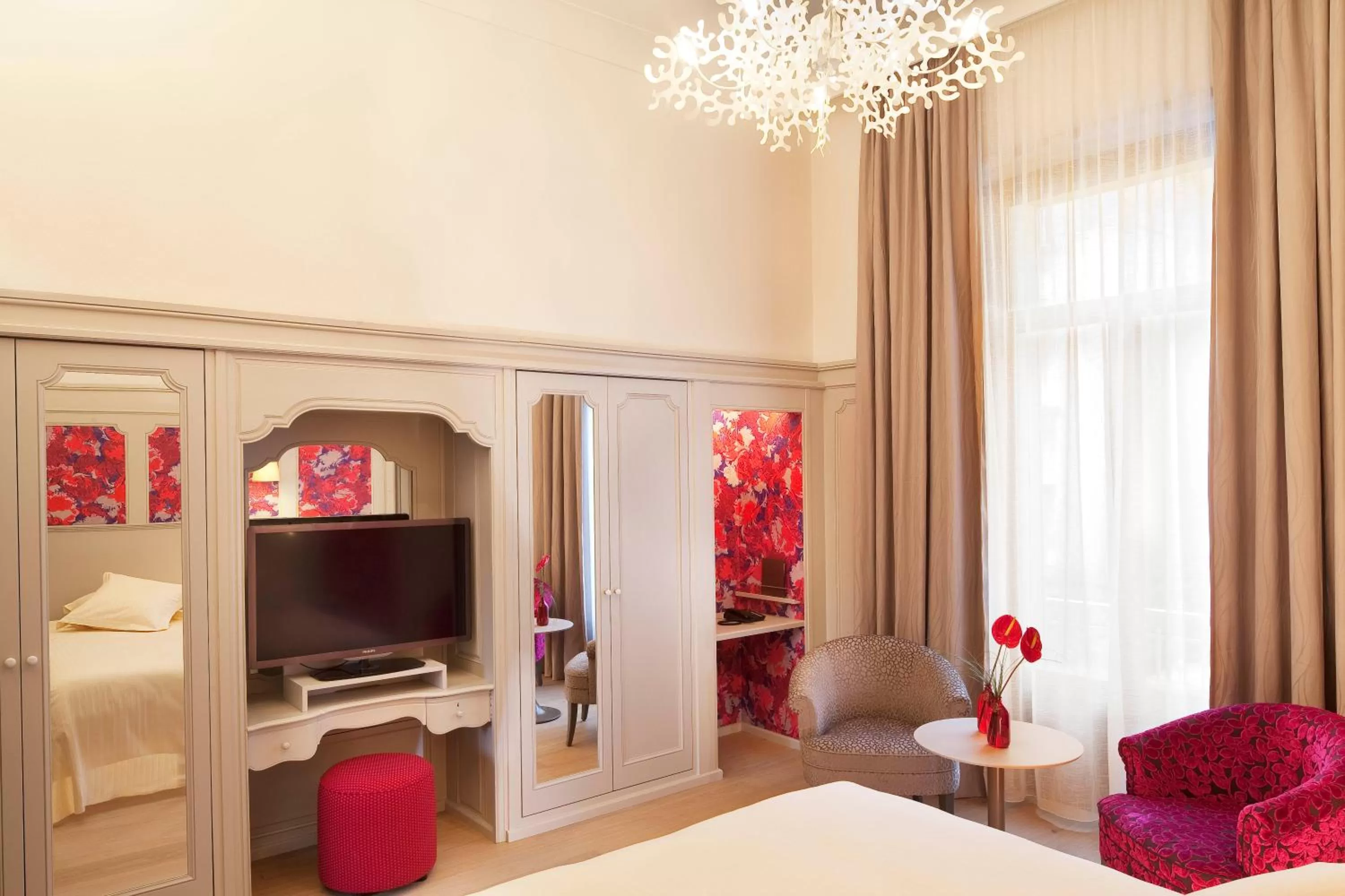 TV and multimedia, Bed in Hôtel & SPA Oceania L'Univers Tours