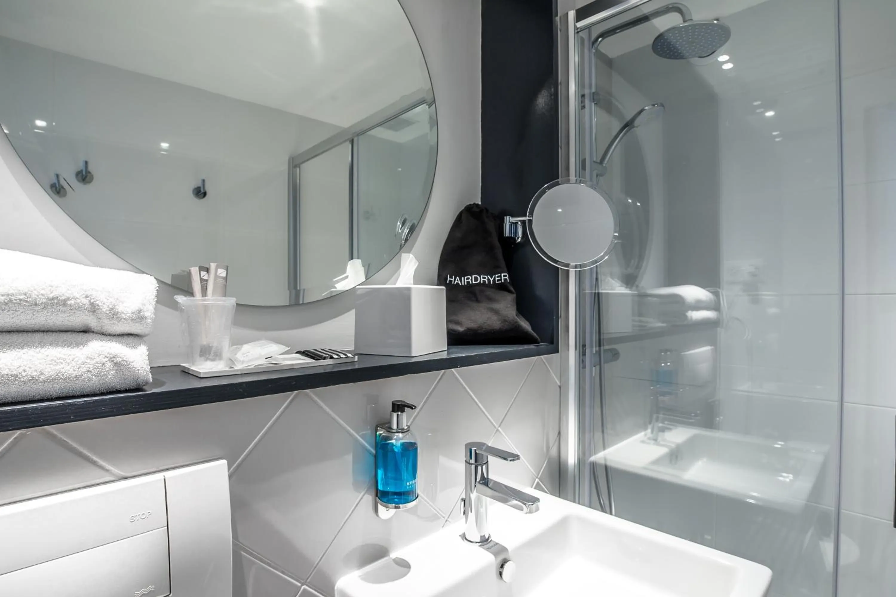 Shower in Hôtel Jardin Le Bréa