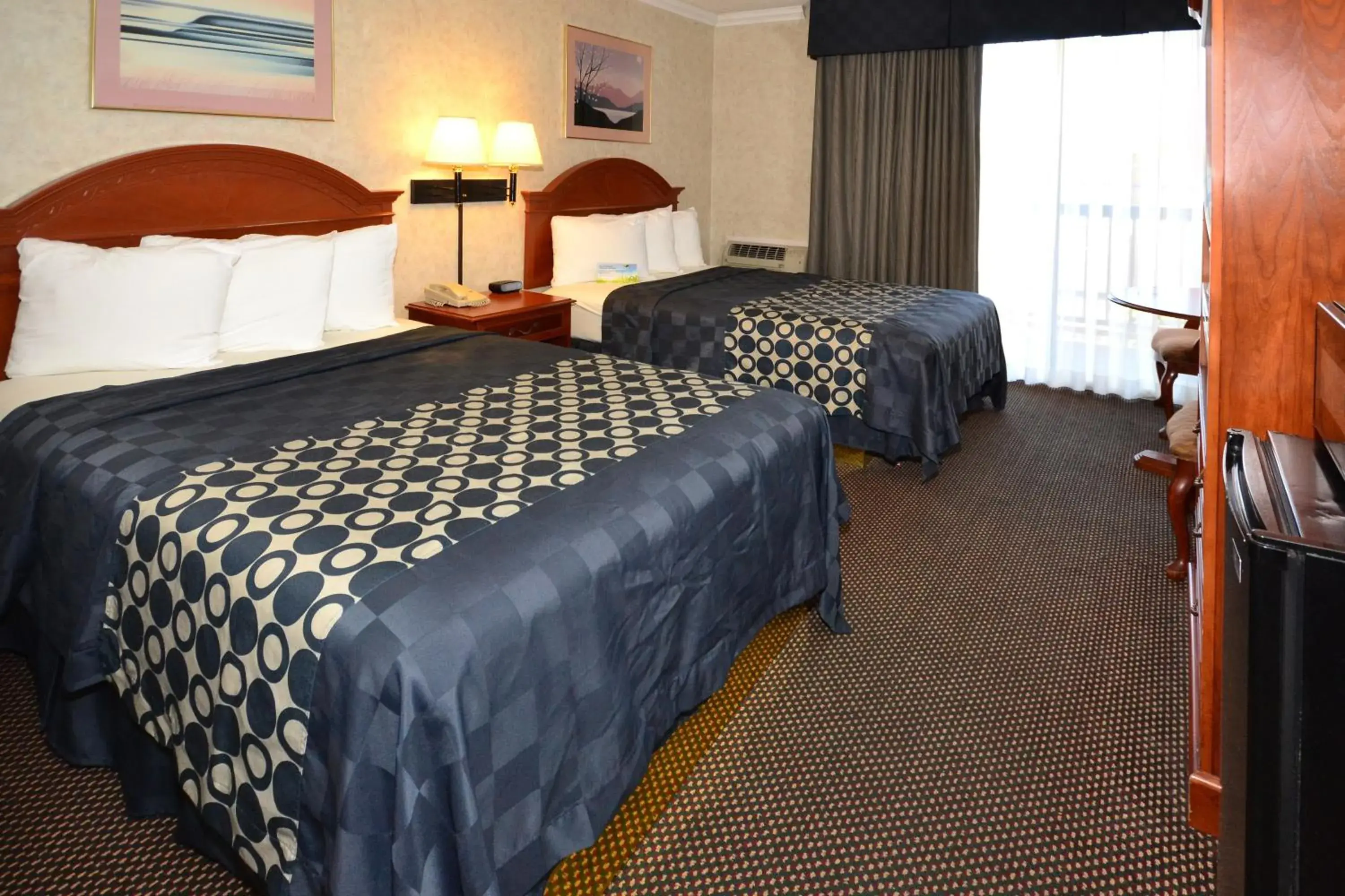 Queen Room with Two Queen Beds - Smoking in Days Inn by Wyndham Los Angeles LAX/VeniceBch/Marina DelRay