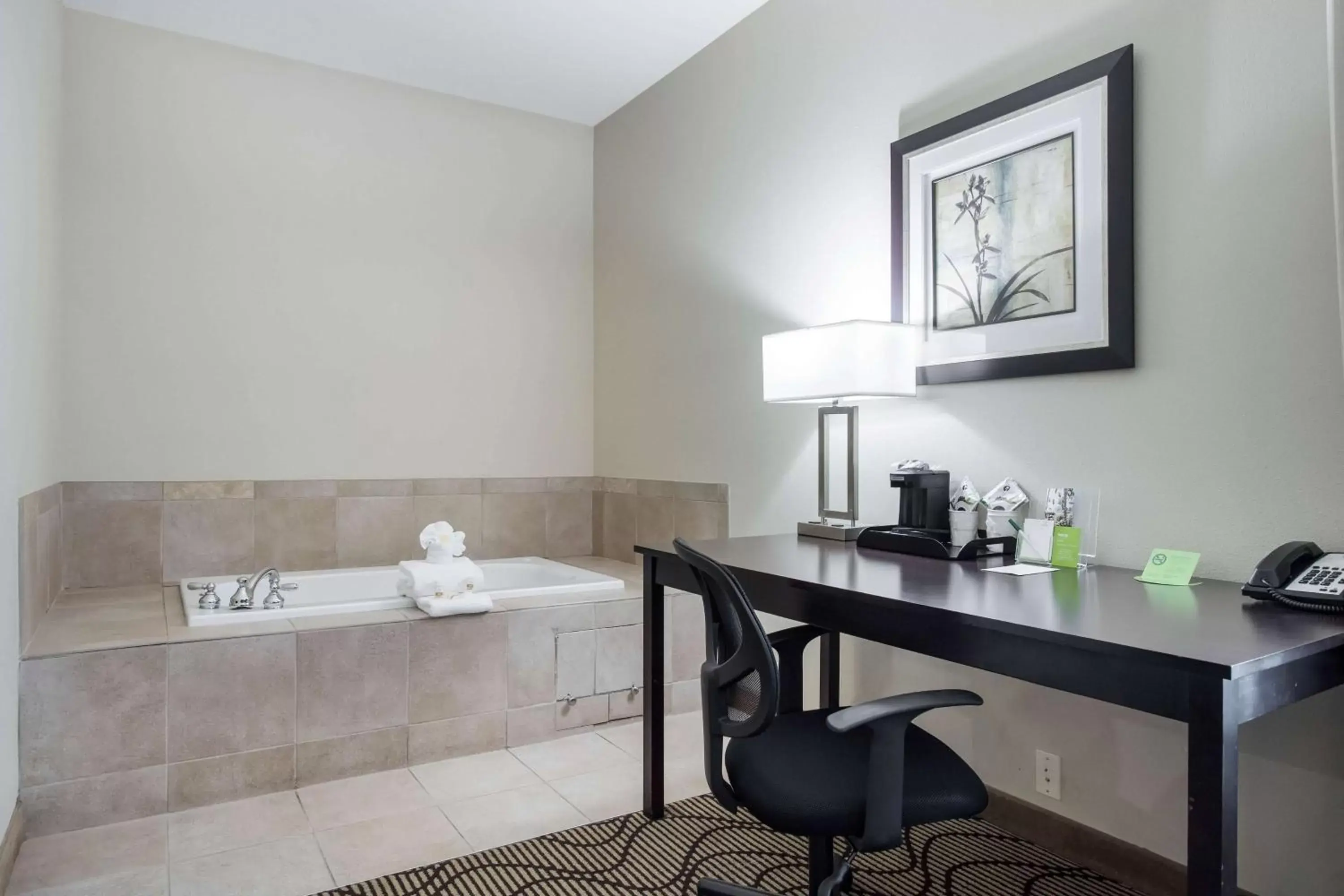 Bathroom in La Quinta by Wyndham Auburn