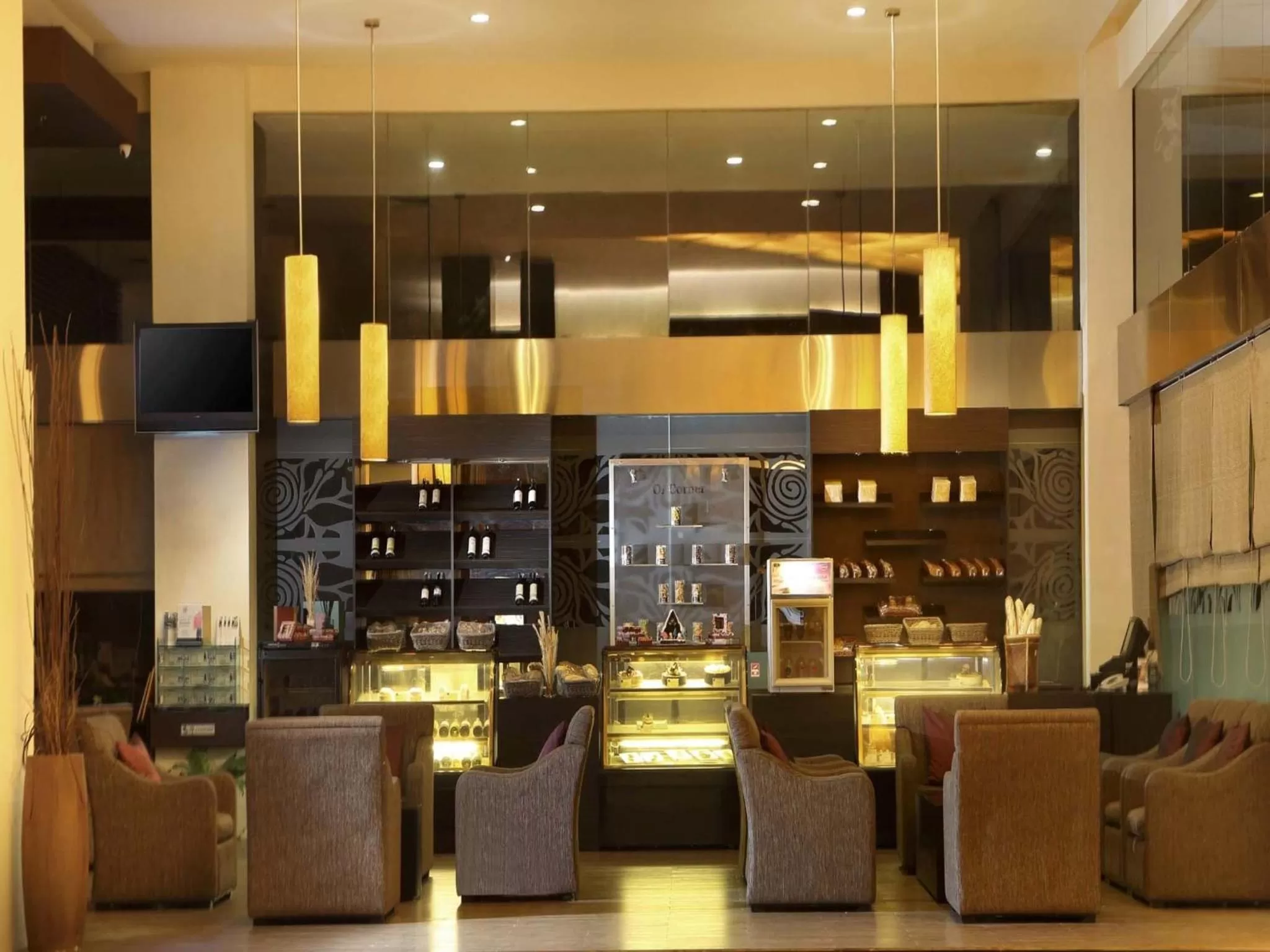 Communal lounge/ TV room in Novotel Balikpapan