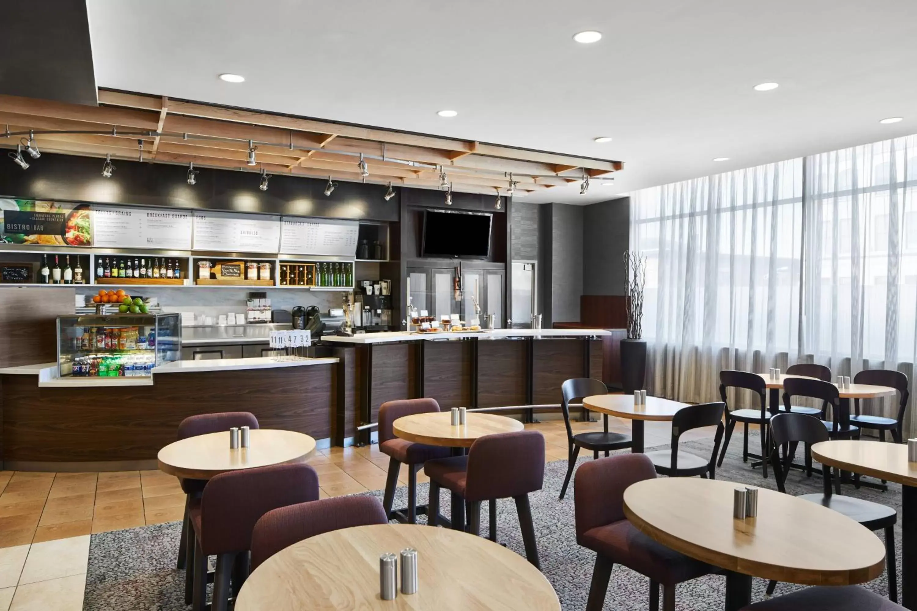 Restaurant/Places to Eat in Courtyard by Marriott Newark Downtown