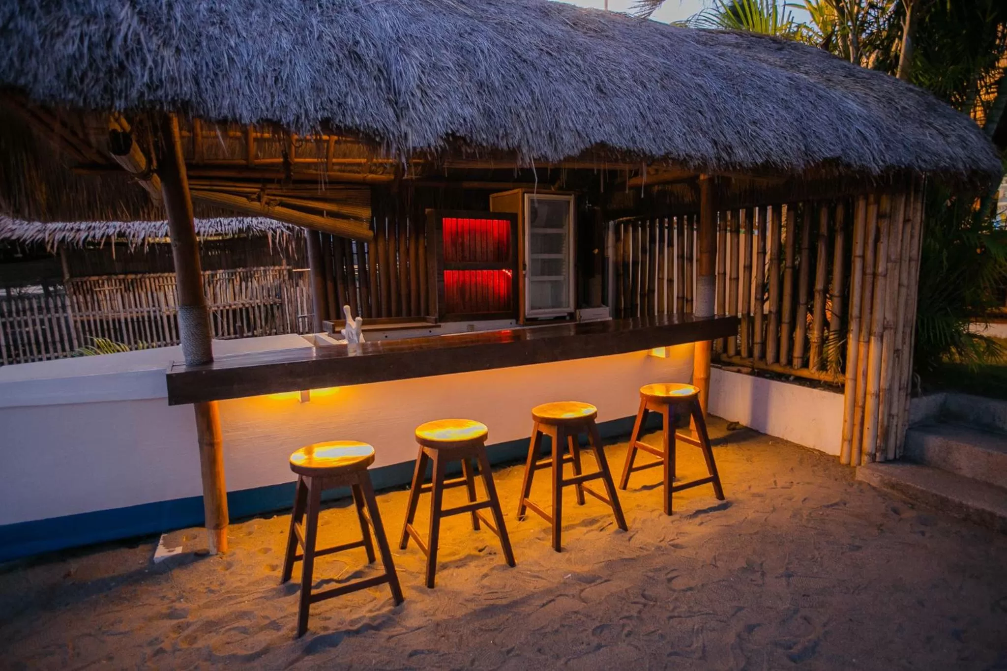 Restaurant/places to eat in Kav&#x27;s Beach Resort