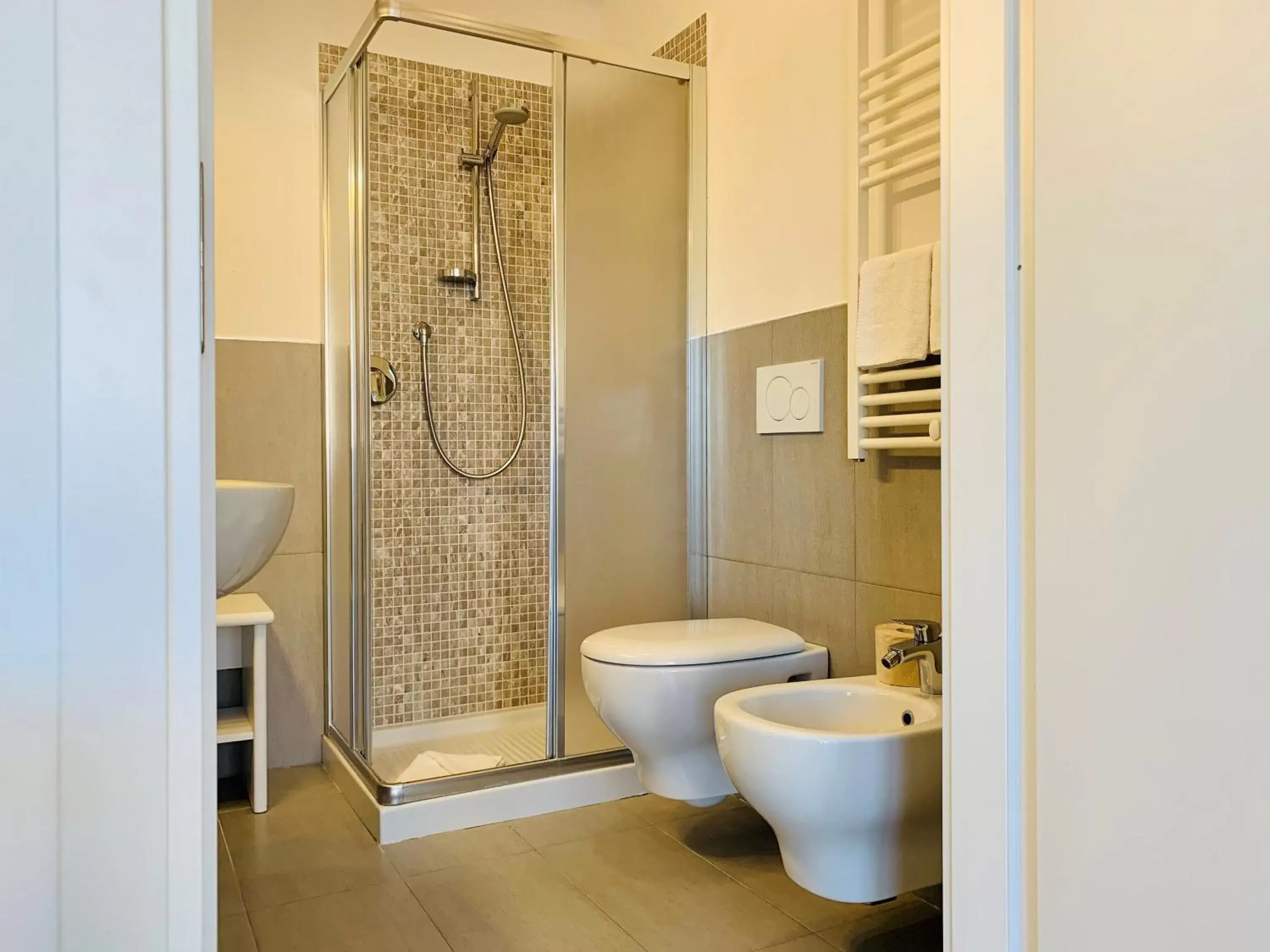 Shower, Bathroom in Front Lake Apartment Bardolino