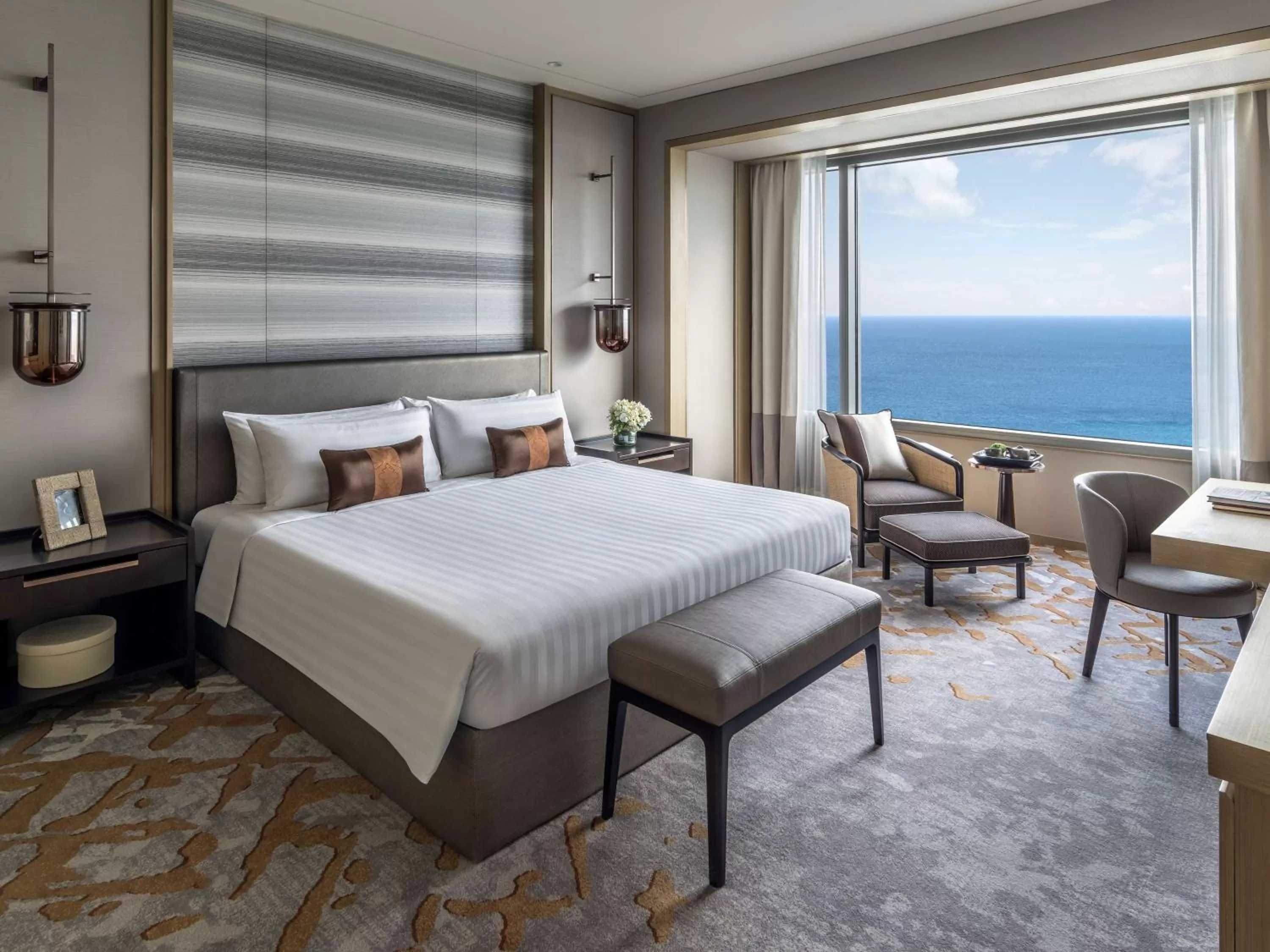 Photo of the whole room, Bed in Shangri-La Colombo