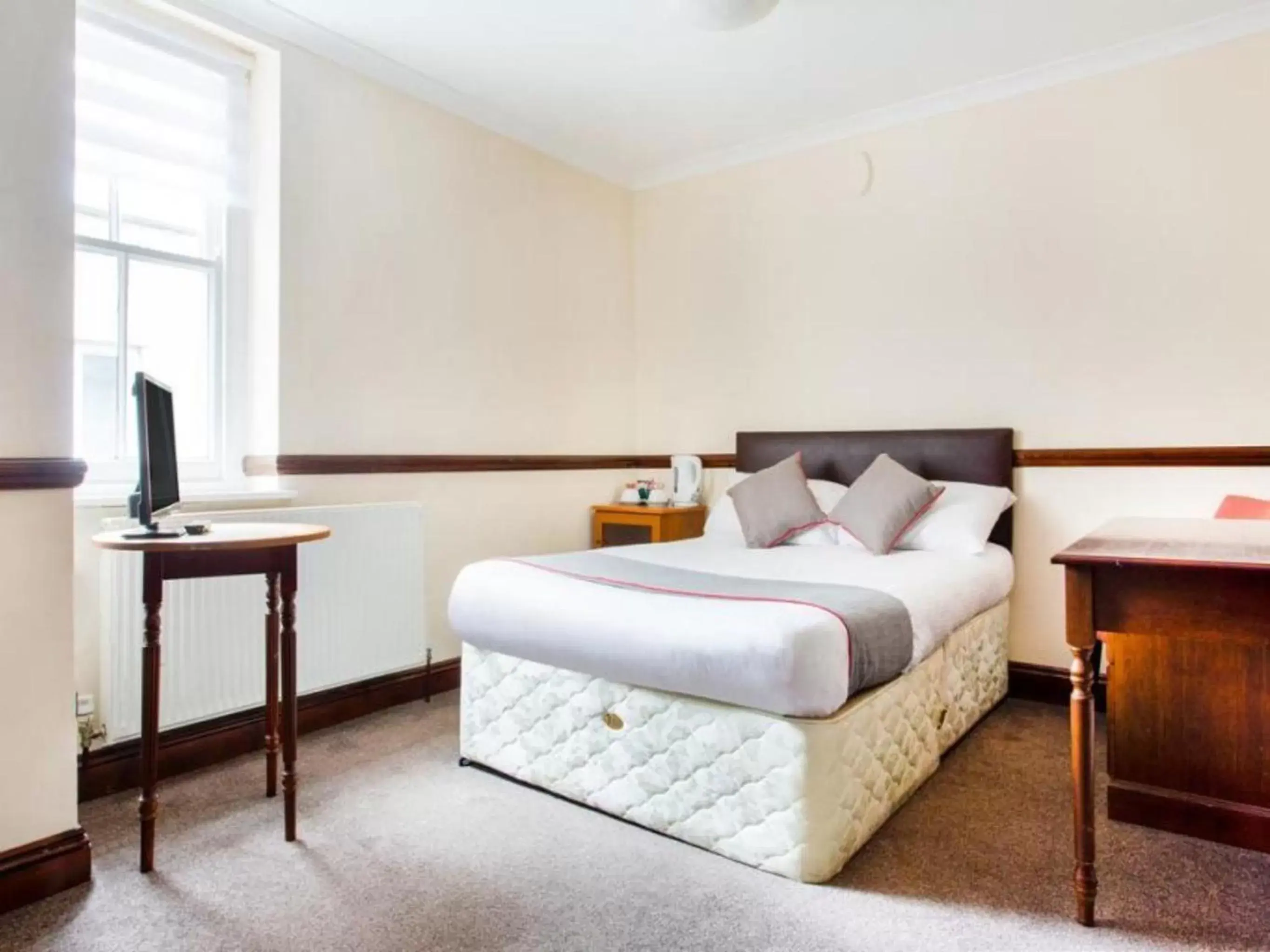 Bedroom, Bed in Brunel Inn Bedroom, Bed in Brunel Inn