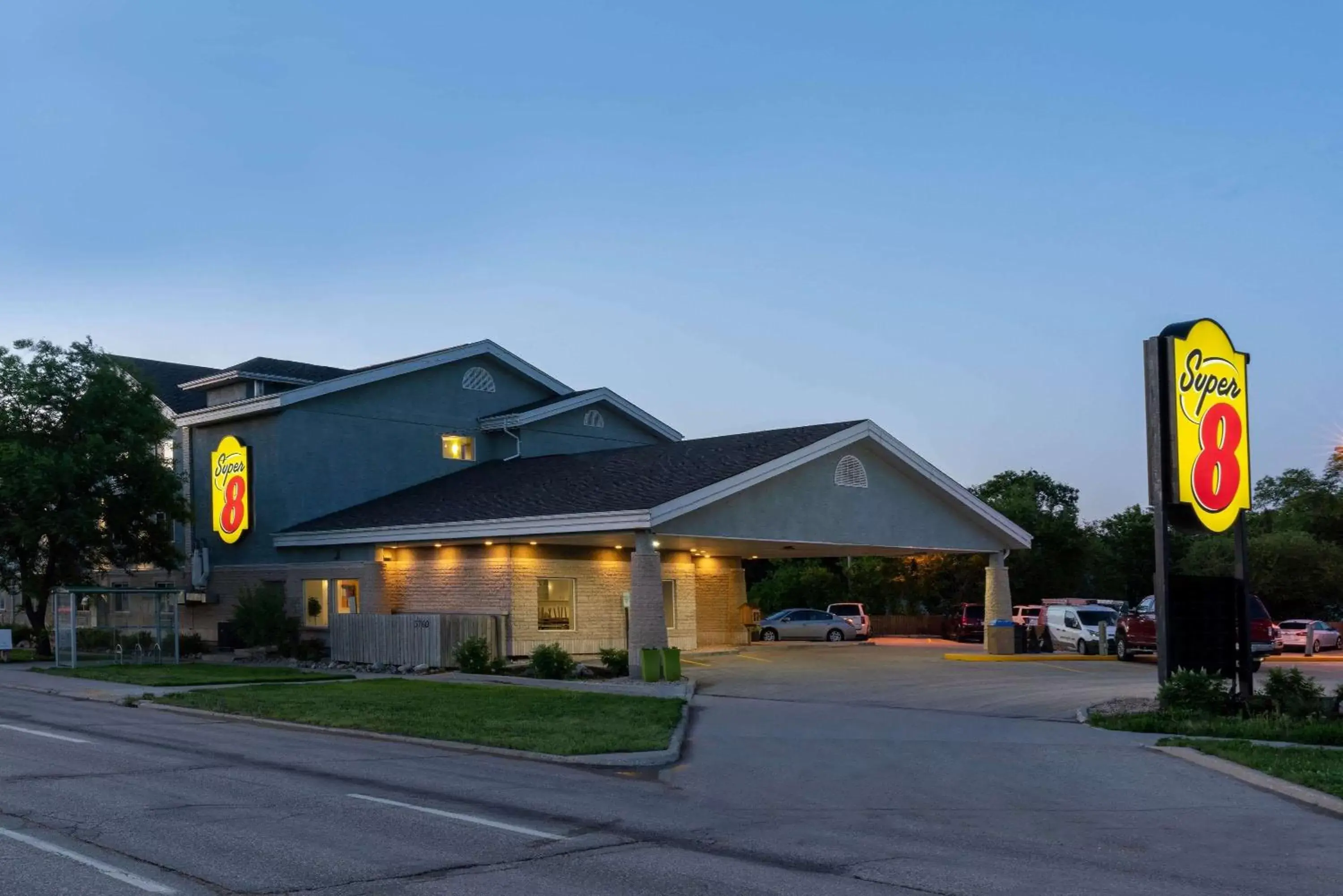 Property building in Super 8 by Wyndham Winnipeg West Property building in Super 8 by Wyndham Winnipeg West