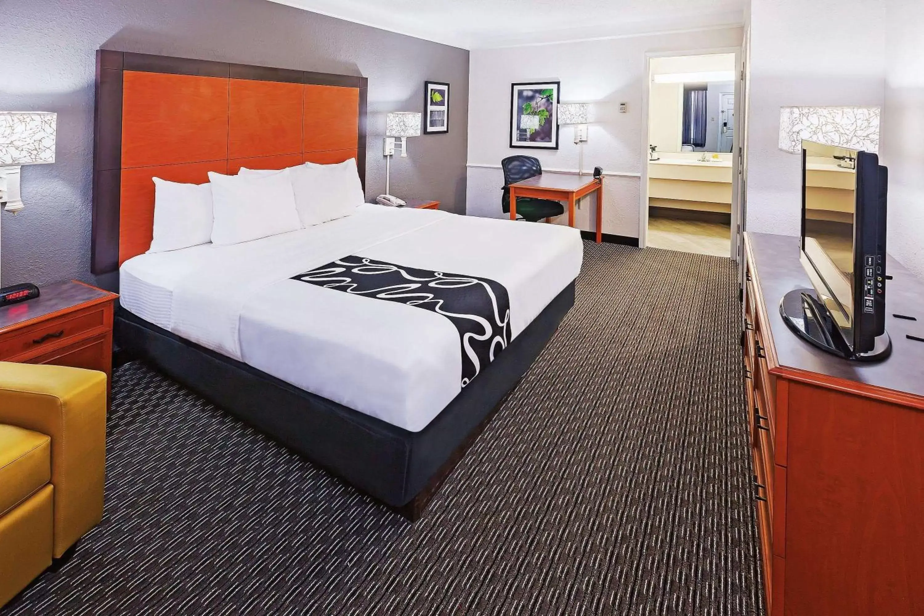 Photo of the whole room, Bed in La Quinta Inn by Wyndham Dallas Uptown