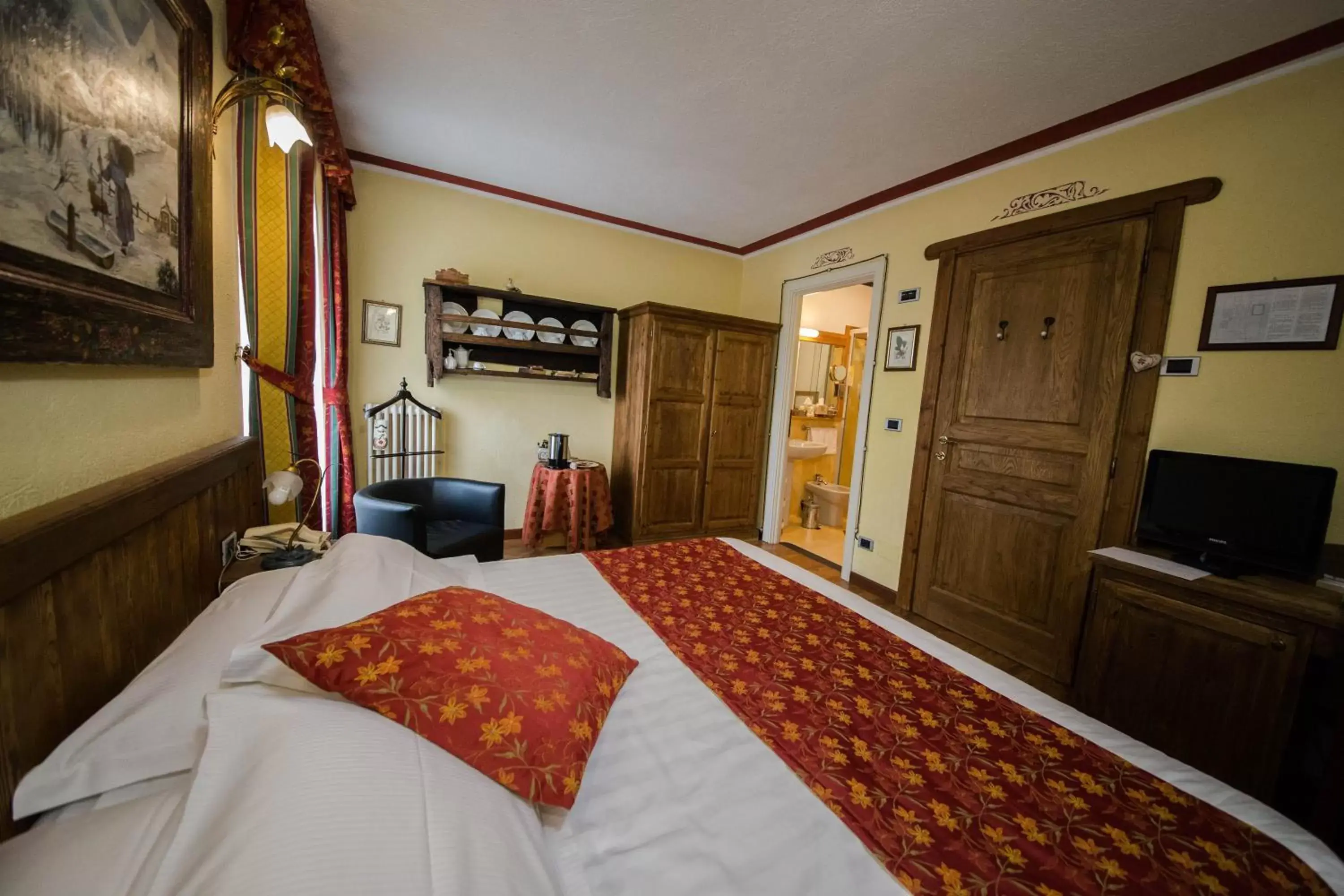 Photo of the whole room, Bed in Hotel Chalet La Meridiana