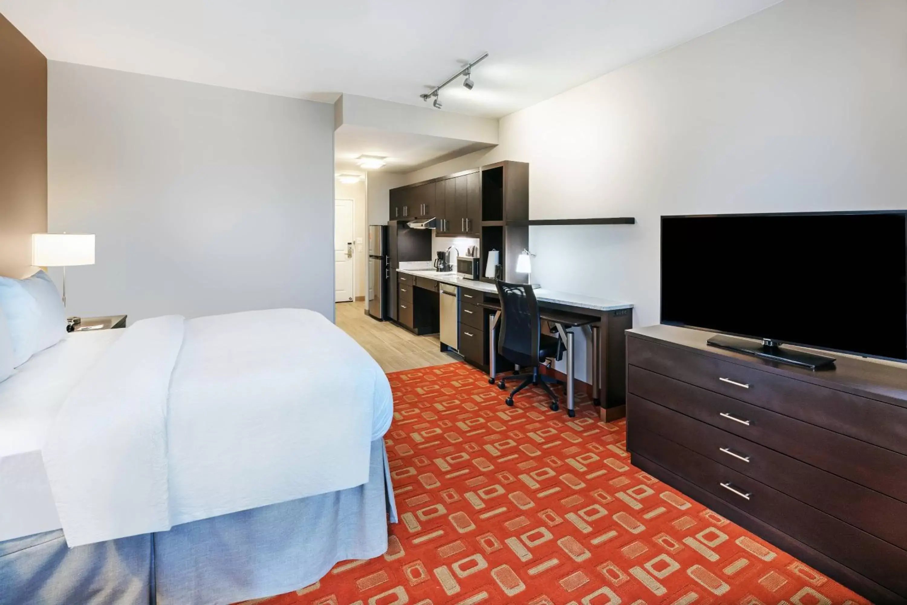 Bedroom, TV/Entertainment Center in TownePlace Suites Dallas Plano/Richardson