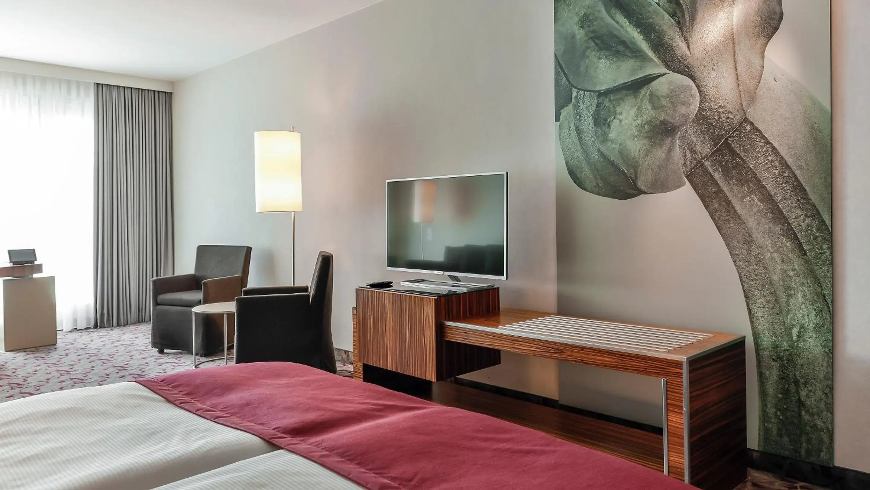 Bedroom, TV/Entertainment Center in Dorint Hotel am Heumarkt Köln