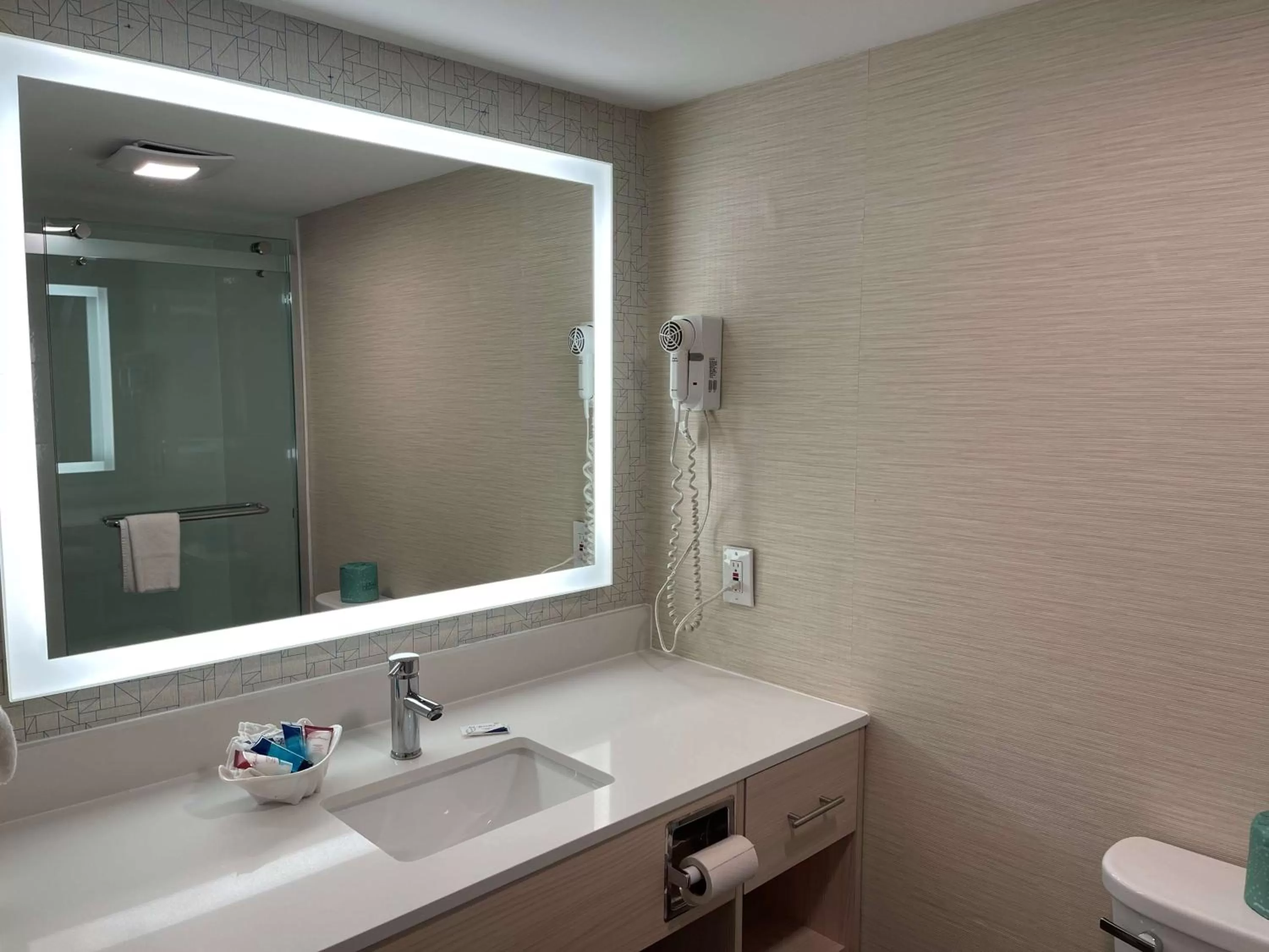 Bathroom in Woodwards White Mountain Resort, BW Signature Collection