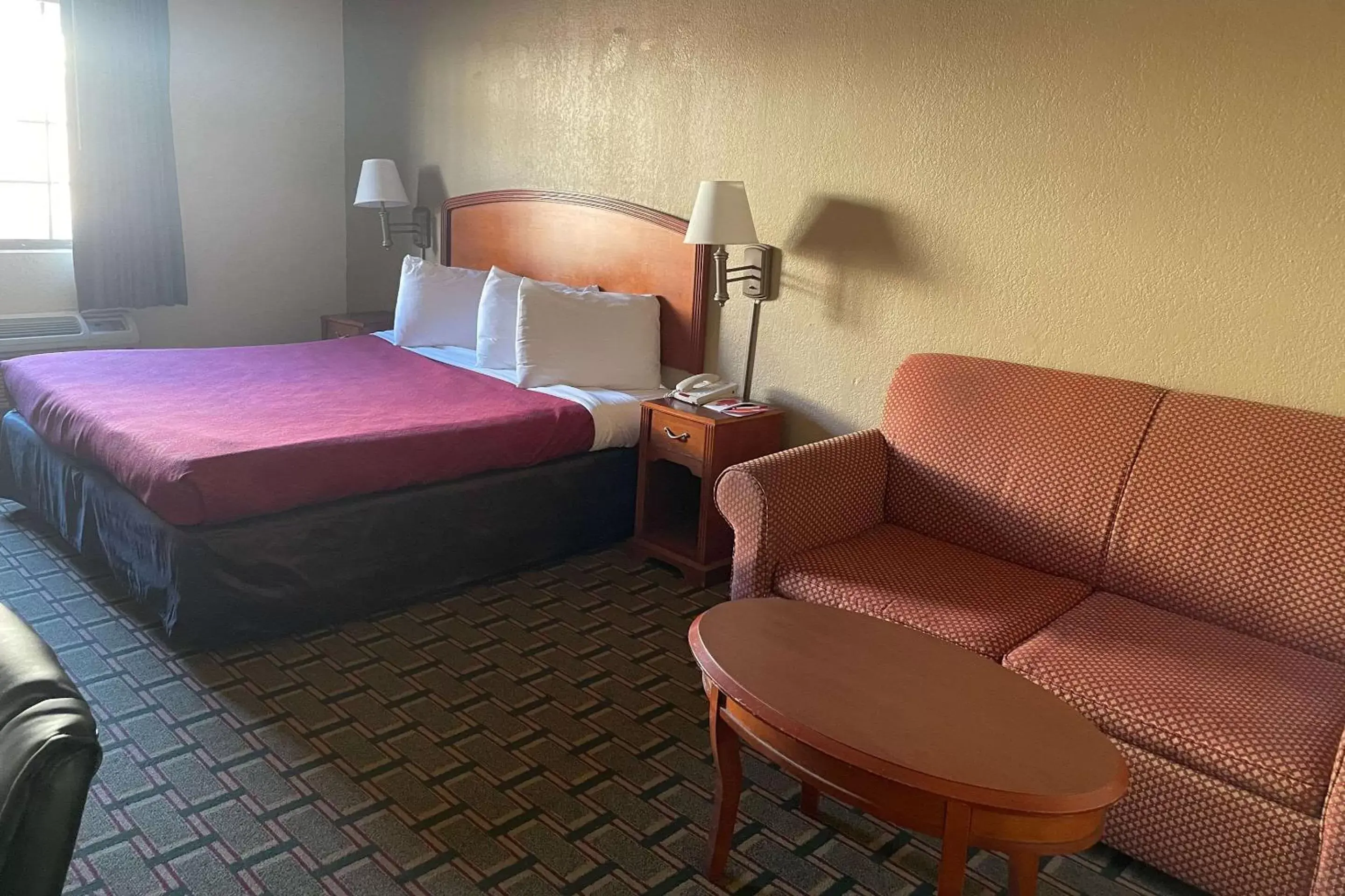 Bedroom, Bed in Econo Lodge Kalamazoo