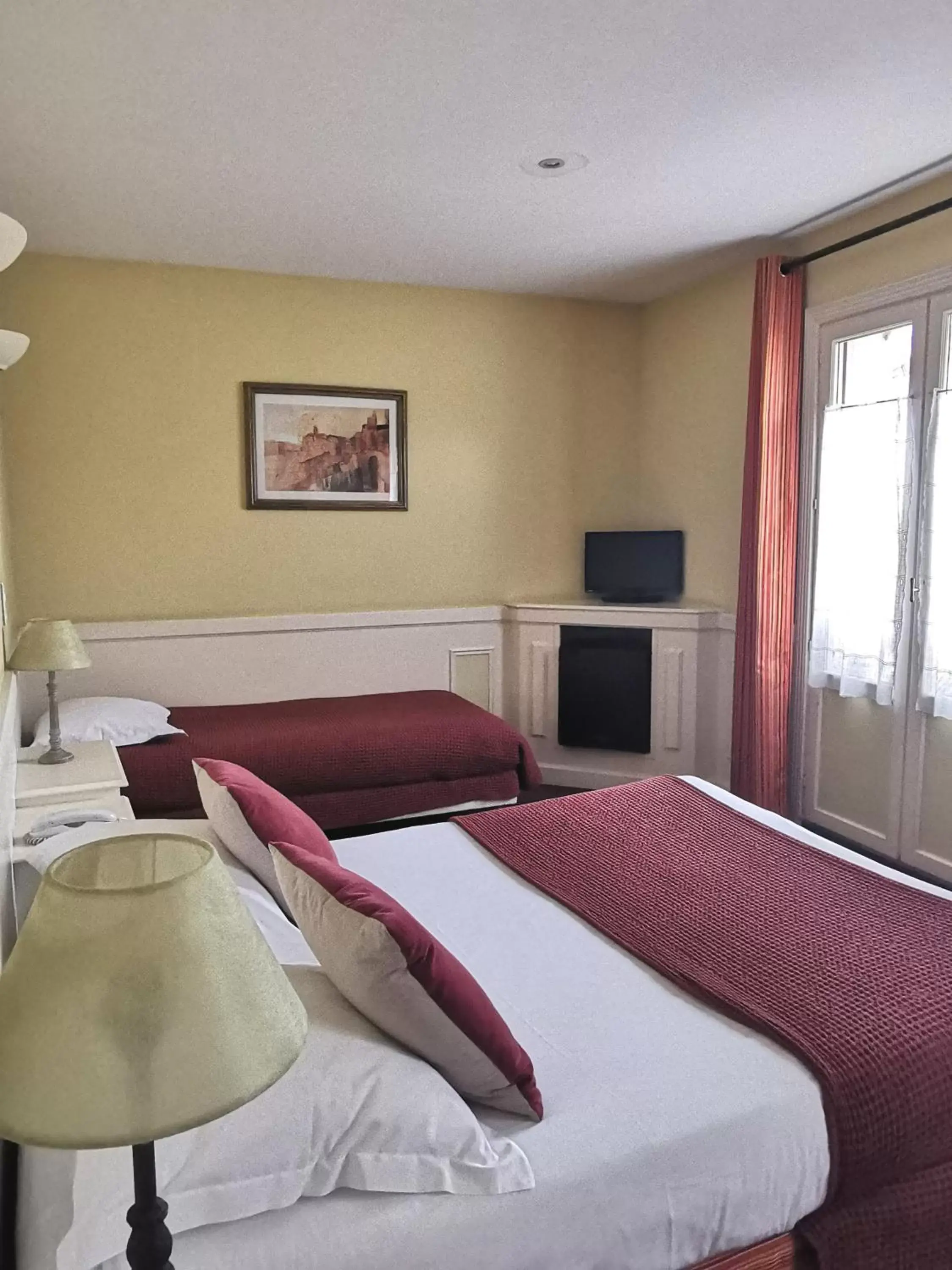 Photo of the whole room, Bed in Hôtel du Parc