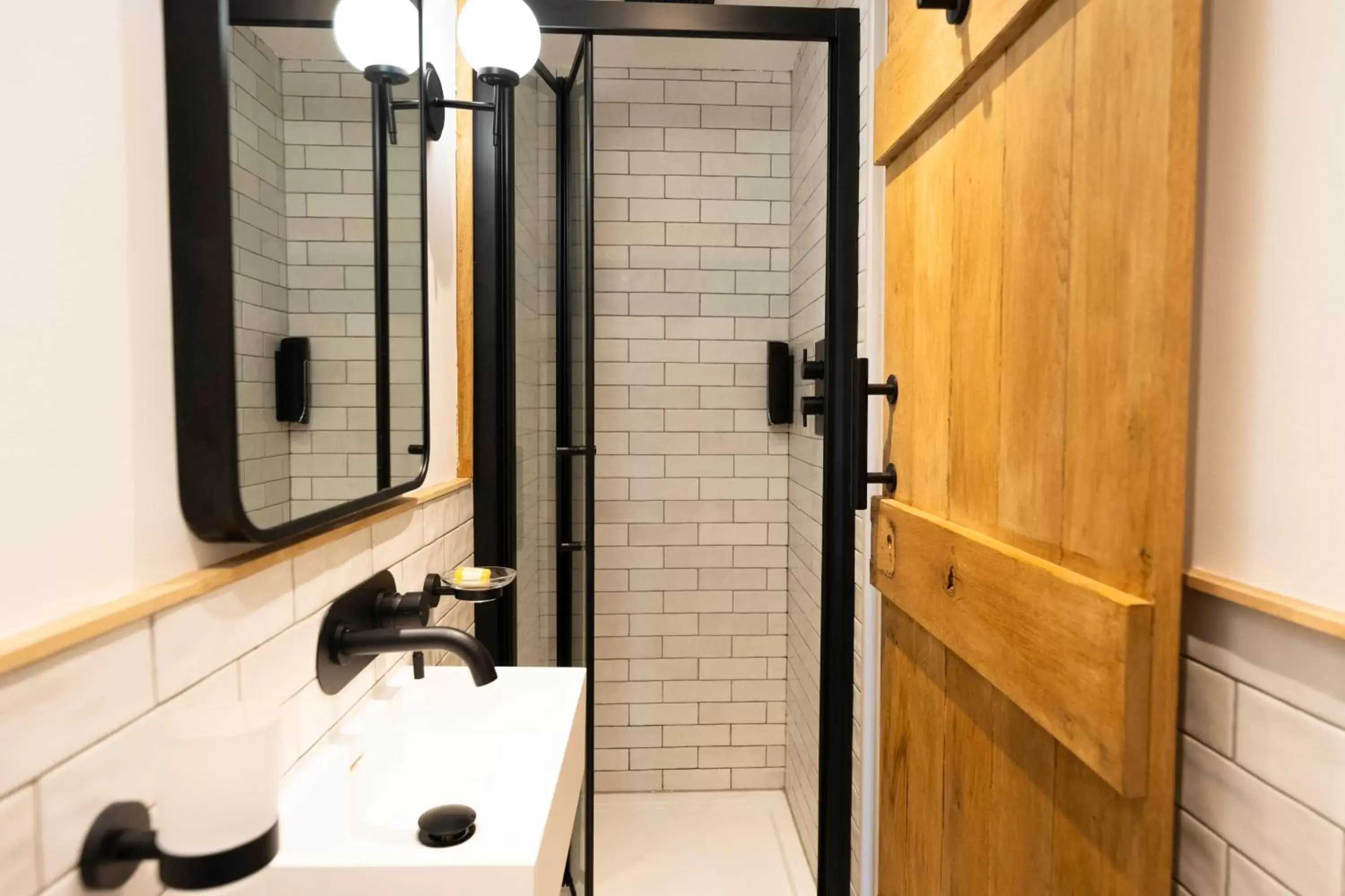 Shower, Bathroom in The Tan Hill Inn