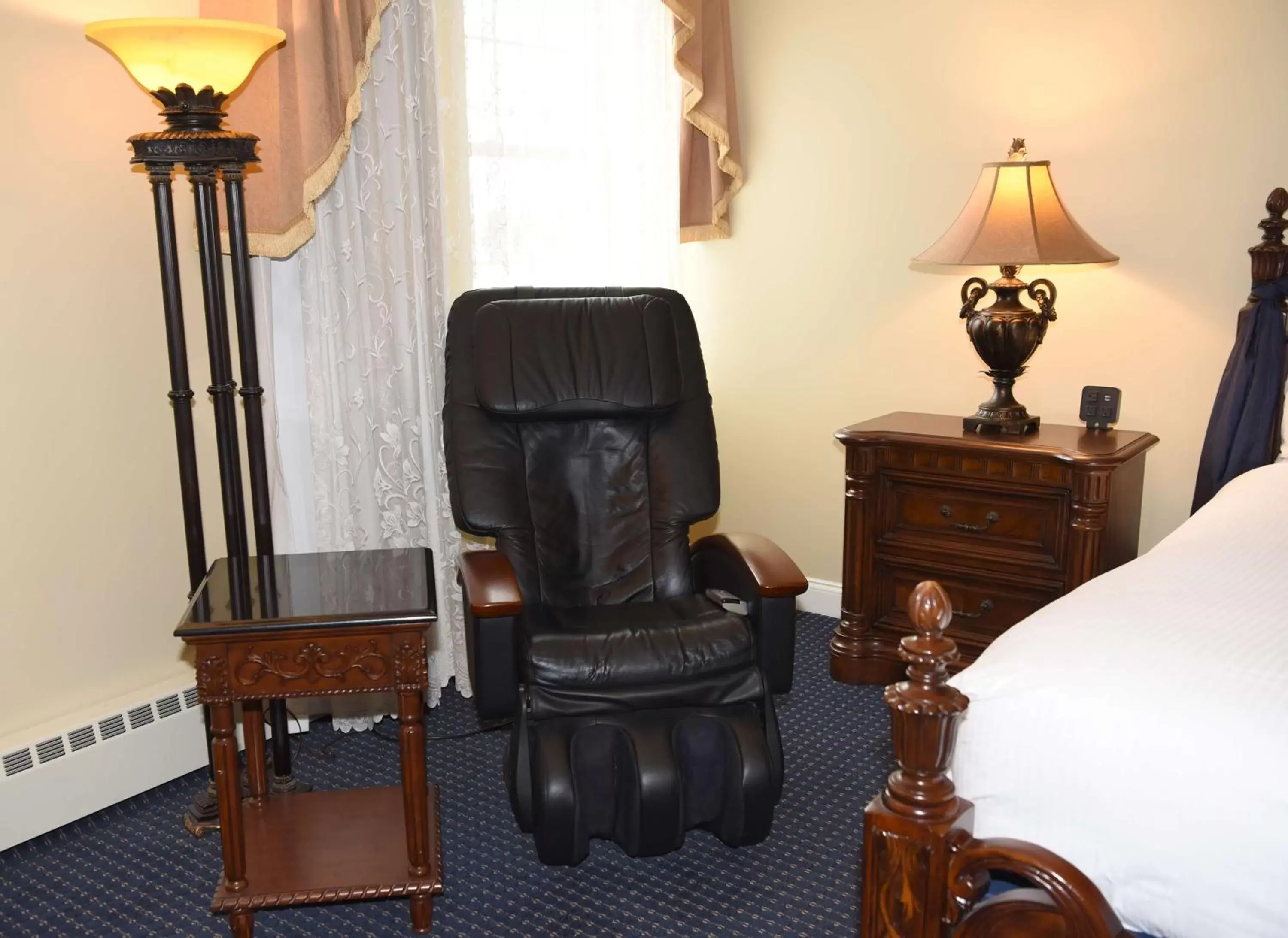 Photo of the whole room in Best Western White House Inn