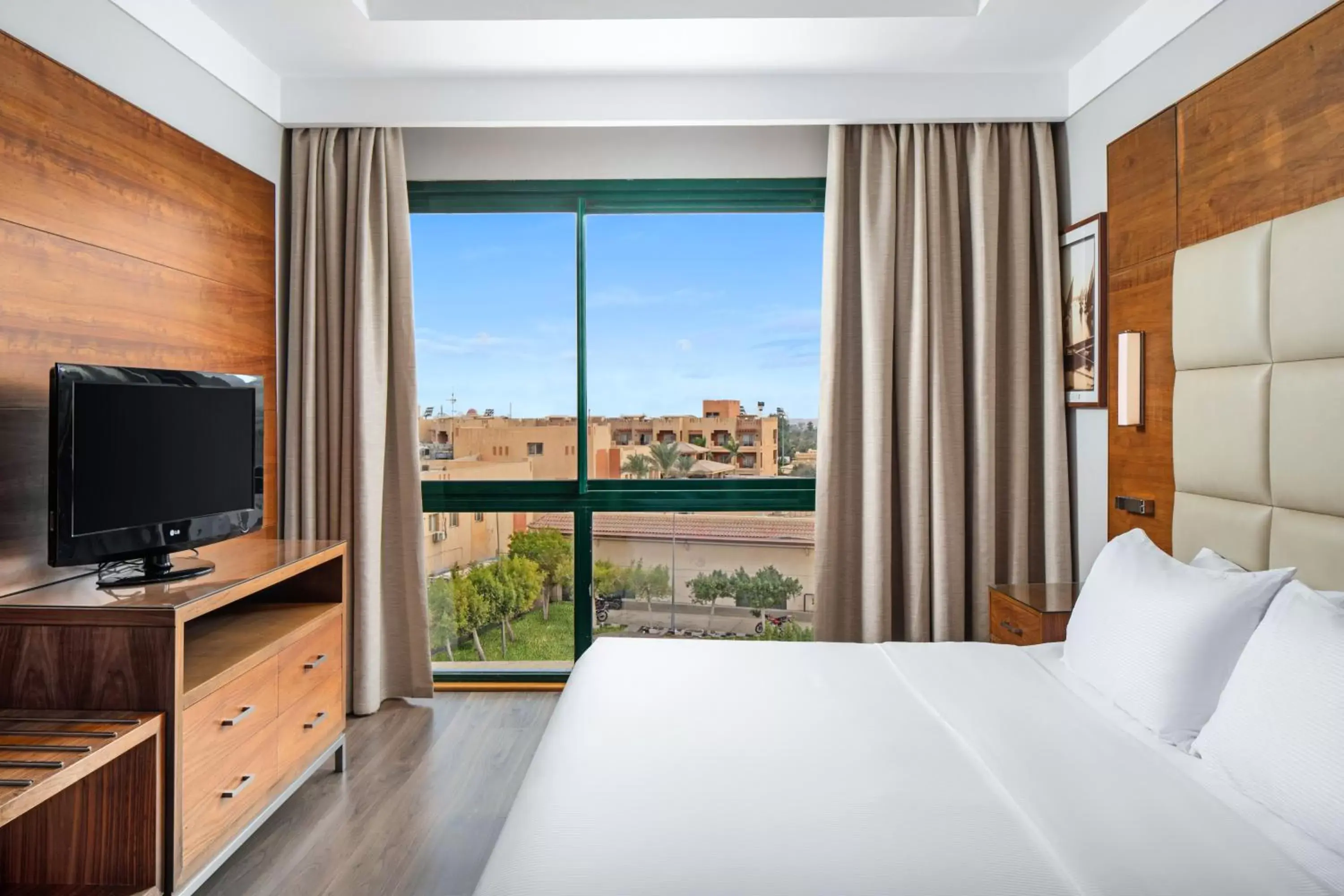 Bedroom, TV/Entertainment Center in Hilton Pyramids Golf