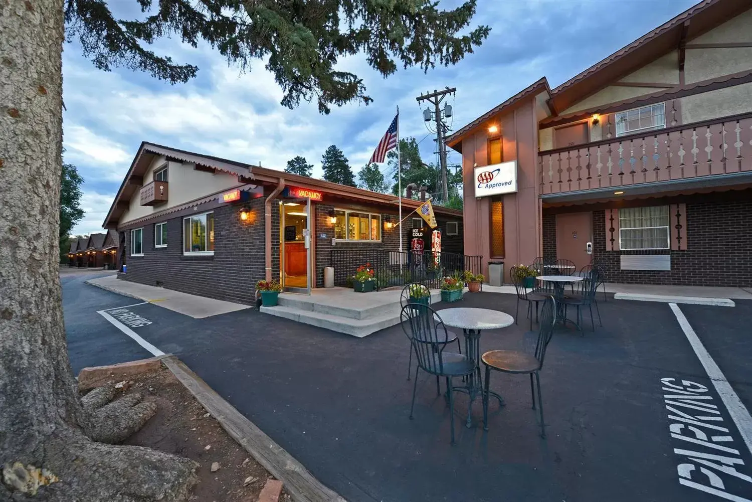 Facade/entrance, Property Building in Villa Motel at Manitou Springs