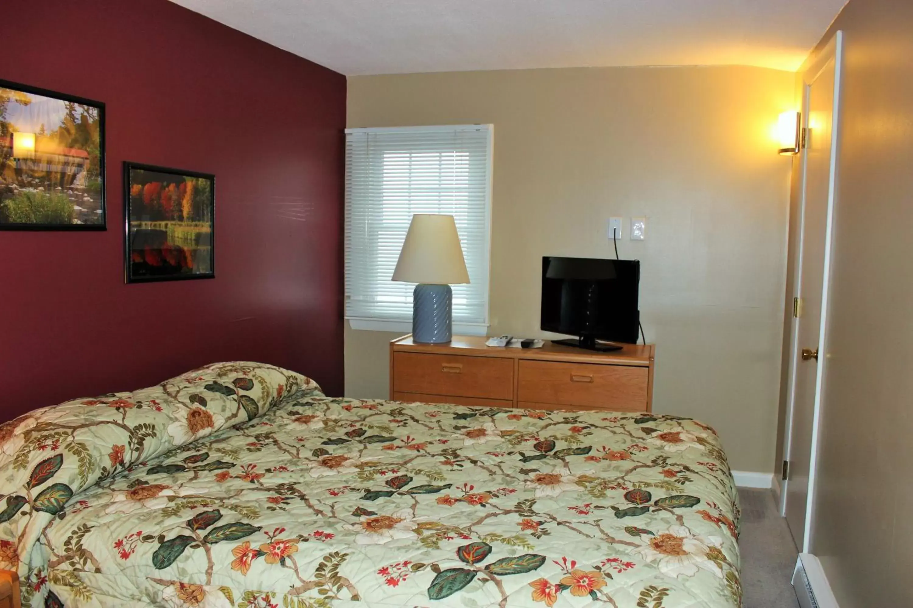 Bedroom, Bed in Windrifter Resort