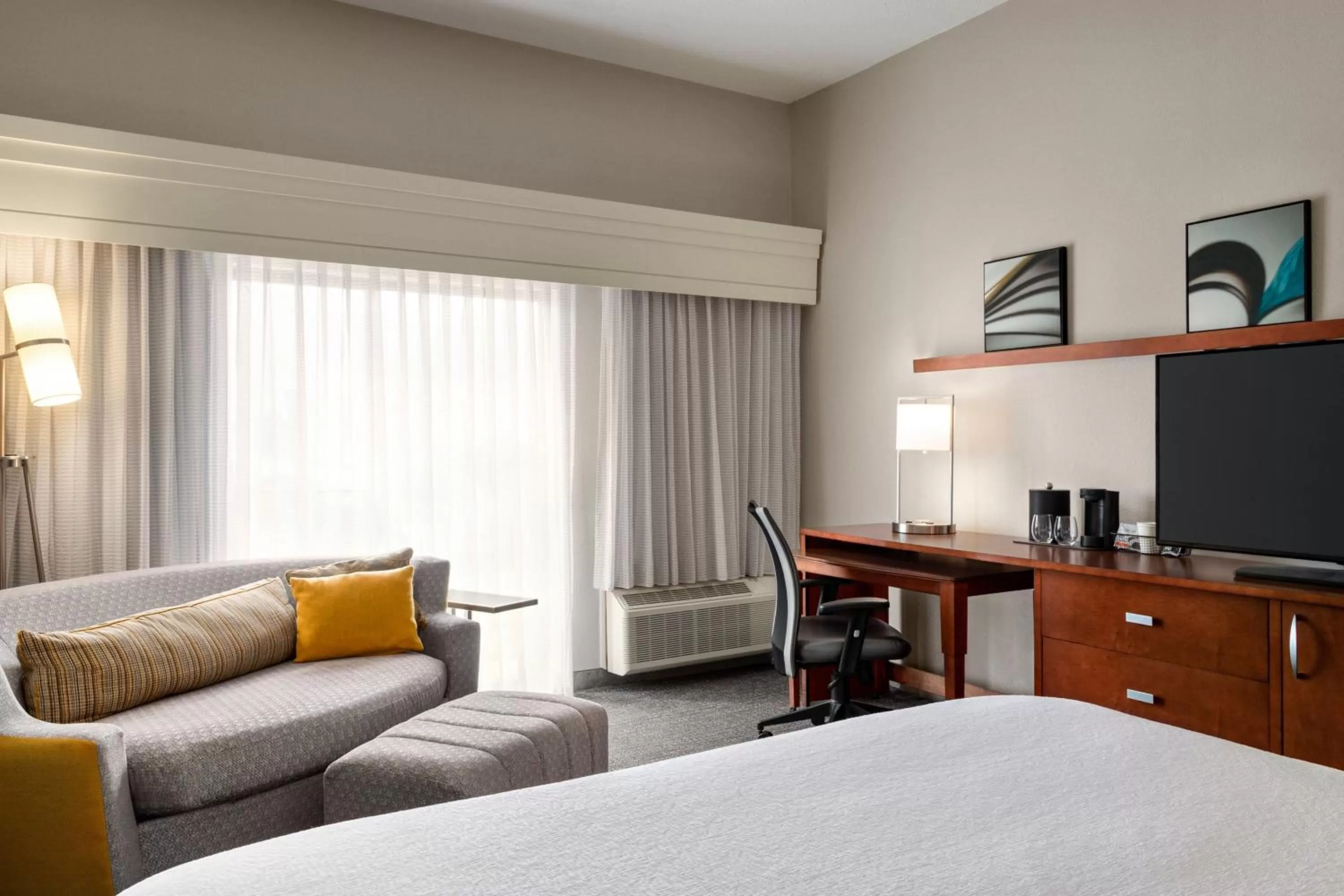 Photo of the whole room, Bed in Courtyard Tupelo