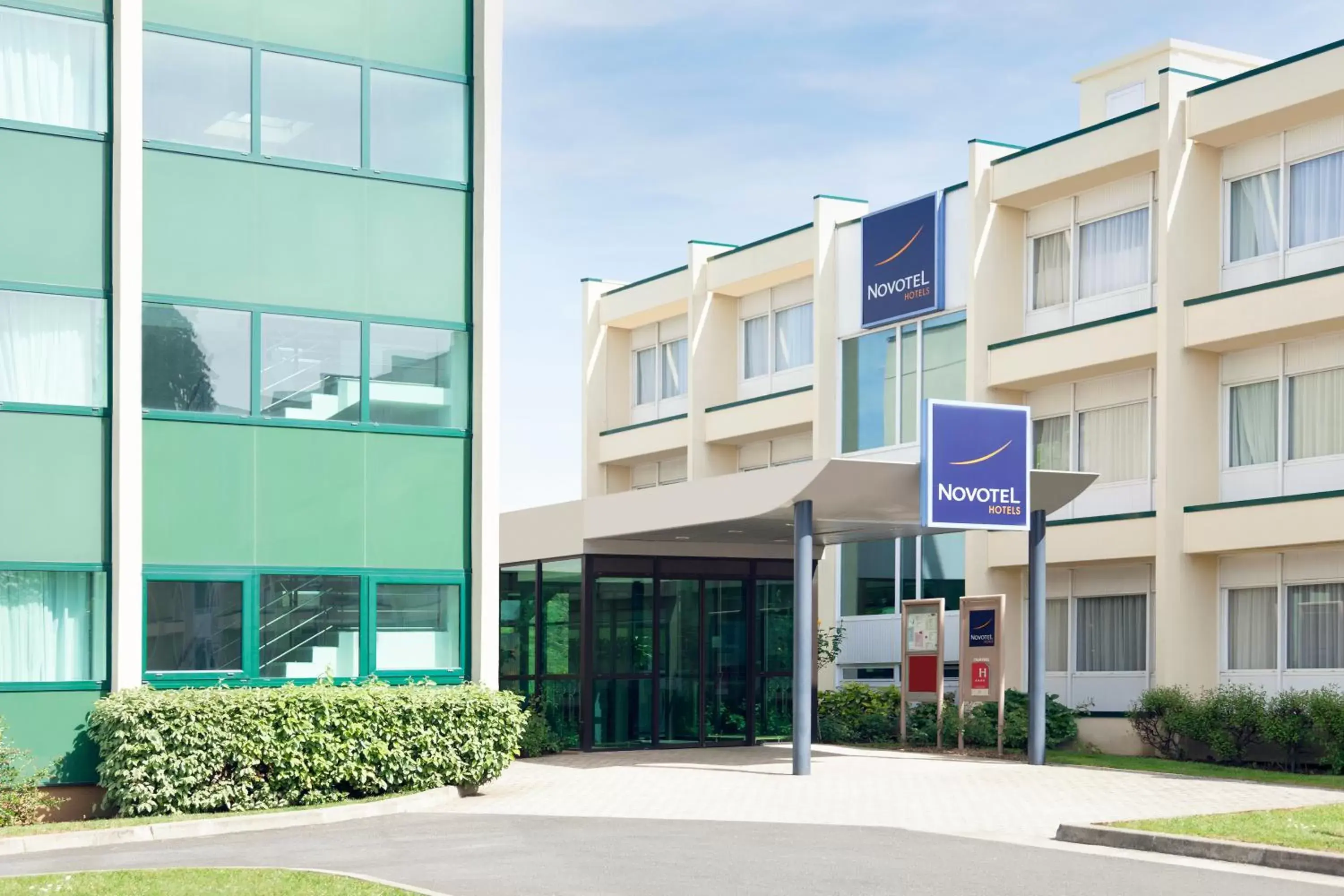 Facade/entrance, Property Building in Novotel Chartres