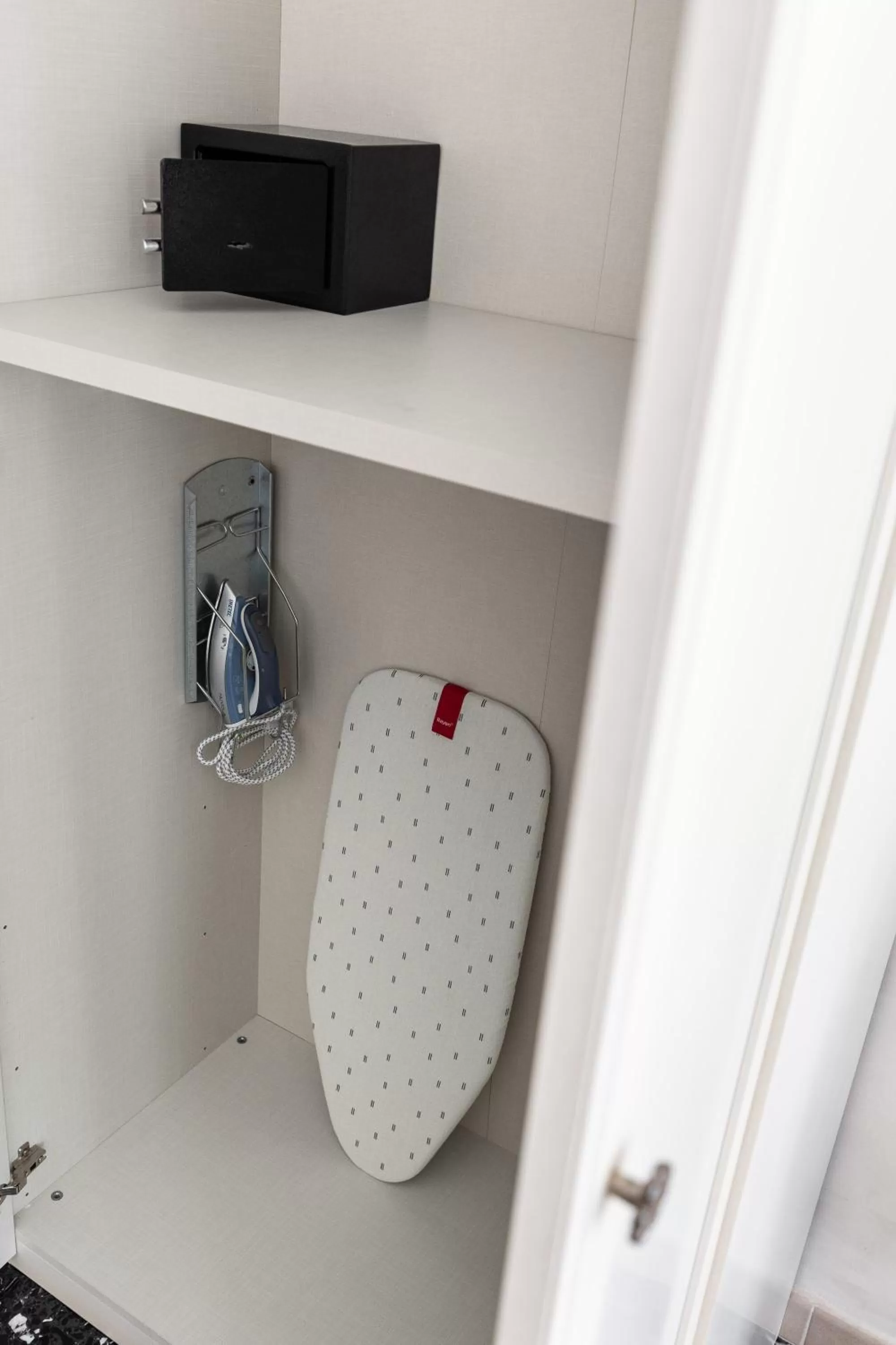 furniture in La dimora di Caboto B&B