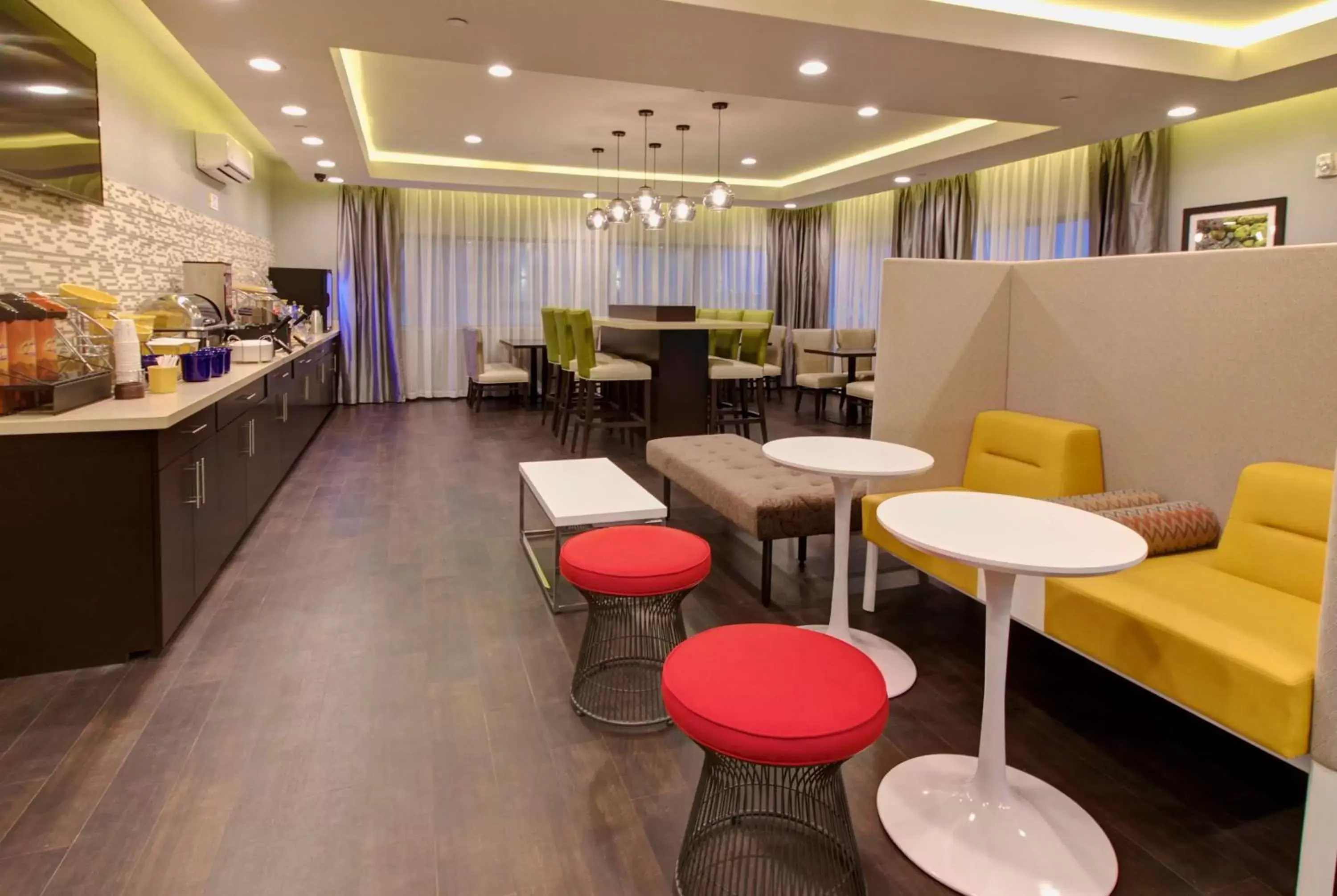 Lobby or reception, Restaurant/Places to Eat in Days Inn & Suites by Wyndham Port Arthur