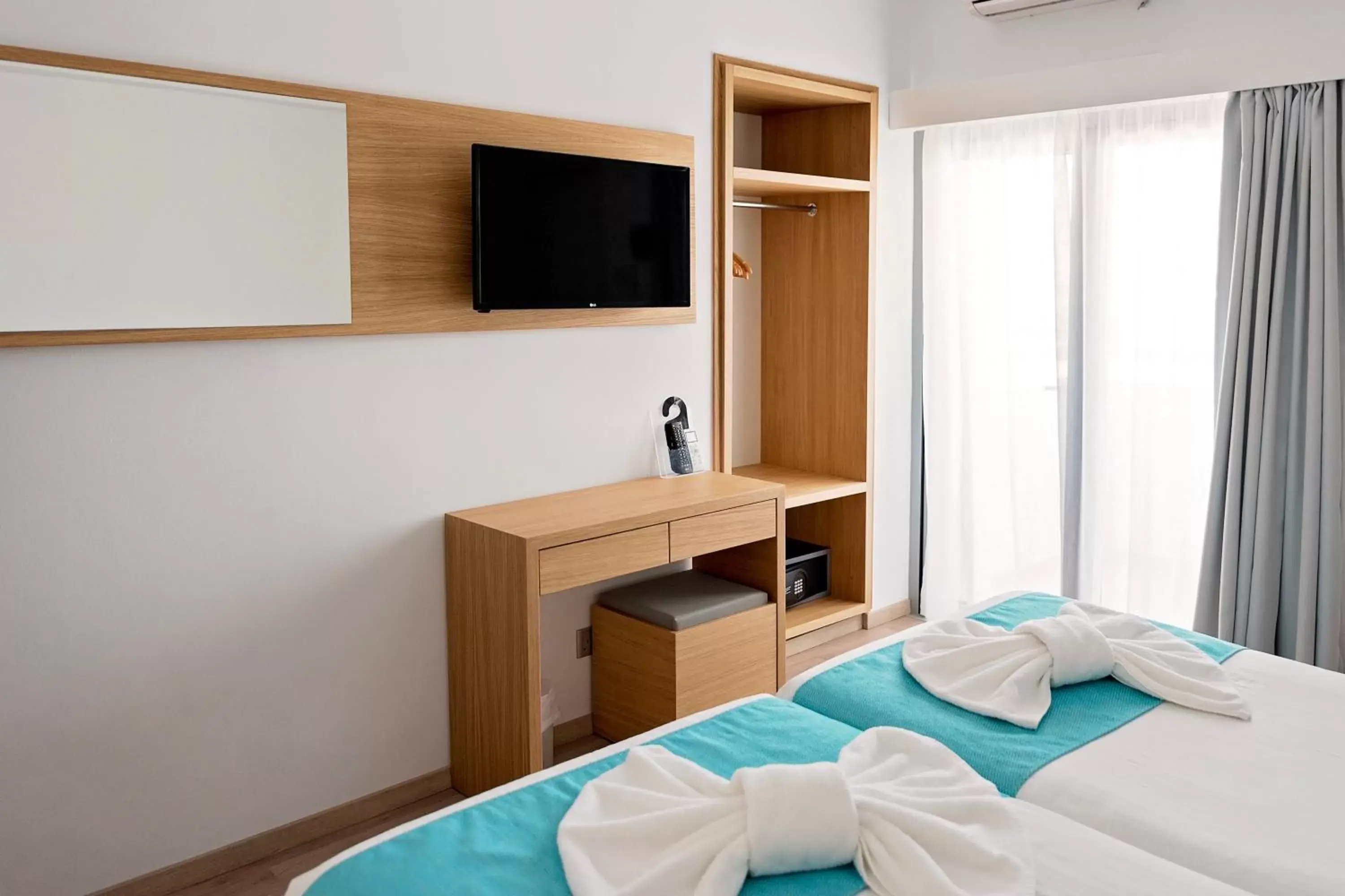 Bed, TV/Entertainment Center in Pyramos Hotel