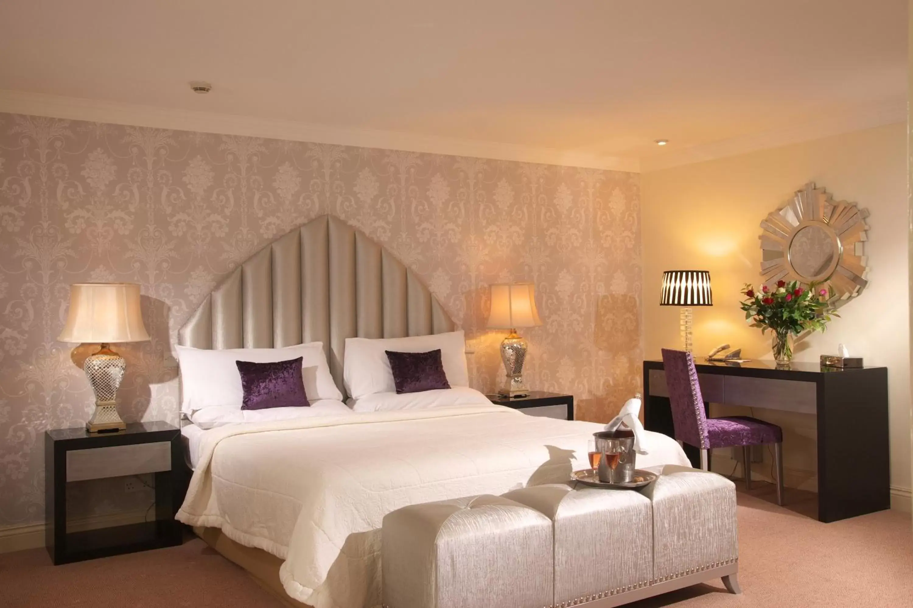 Photo of the whole room, Bed in Castle Hotel Macroom