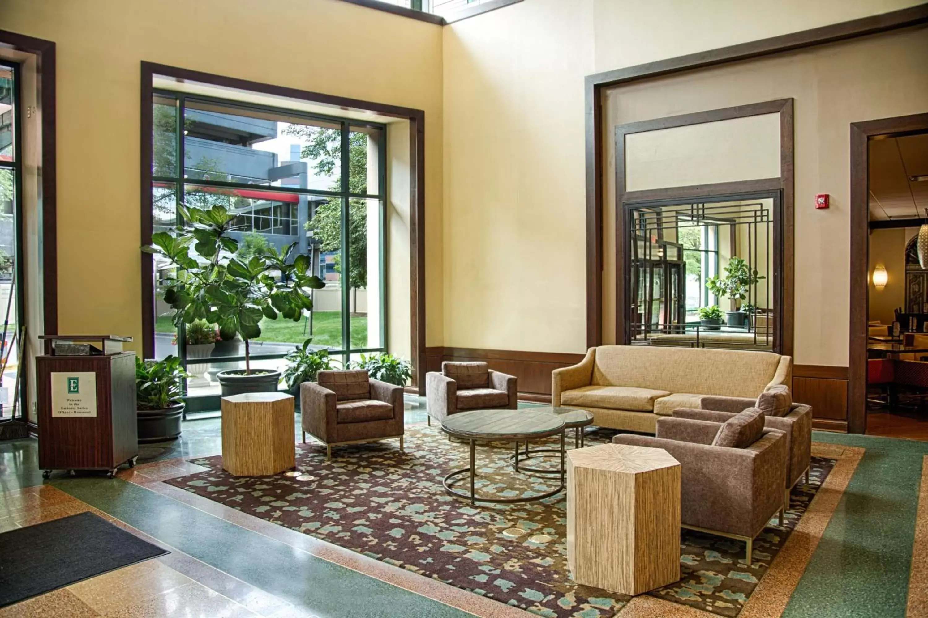 Lobby or reception in Embassy Suites by Hilton Chicago O'Hare Rosemont