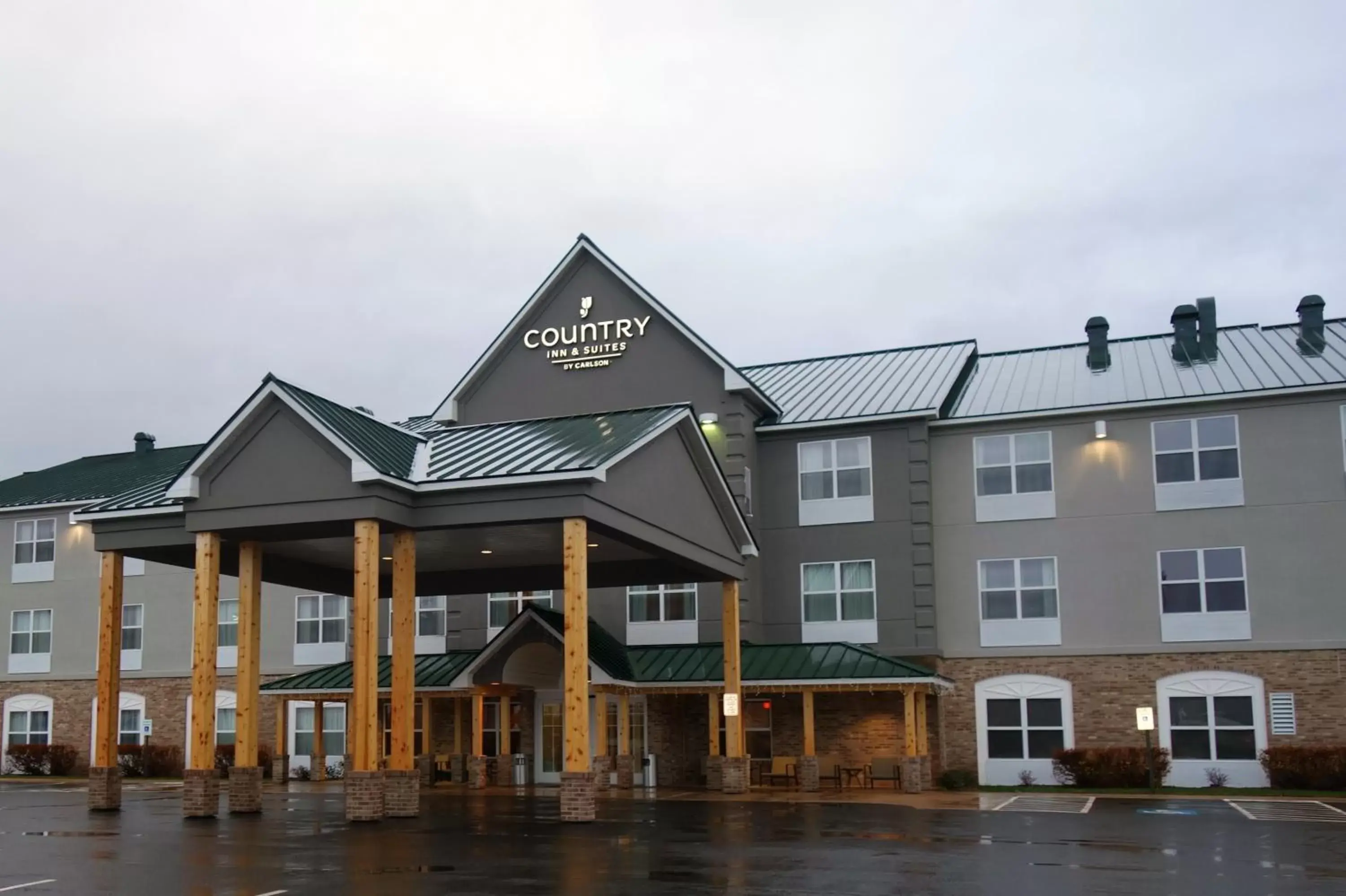 Property building in Country Inn & Suites by Radisson, Houghton, MI Property building in Country Inn & Suites by Radisson, Houghton, MI